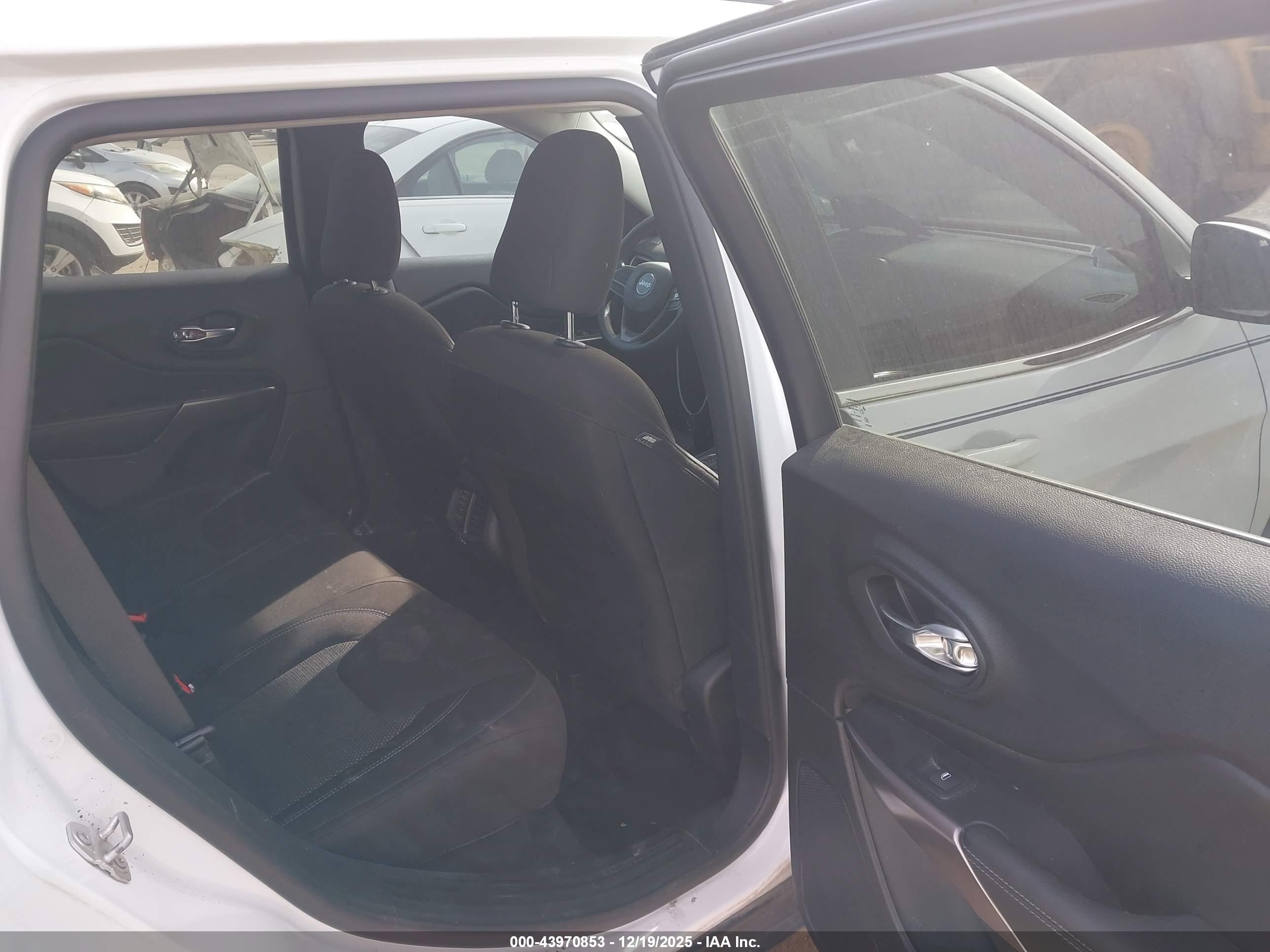 JEEP CHEROKEE image 8