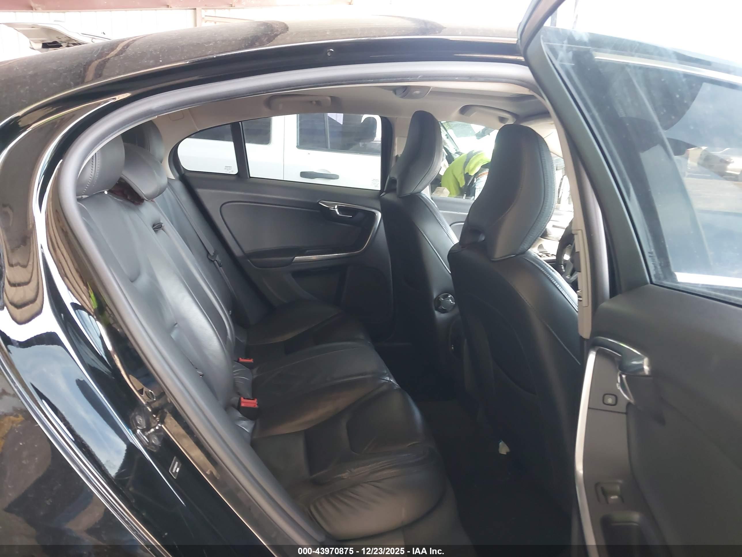 VOLVO S60 image 8