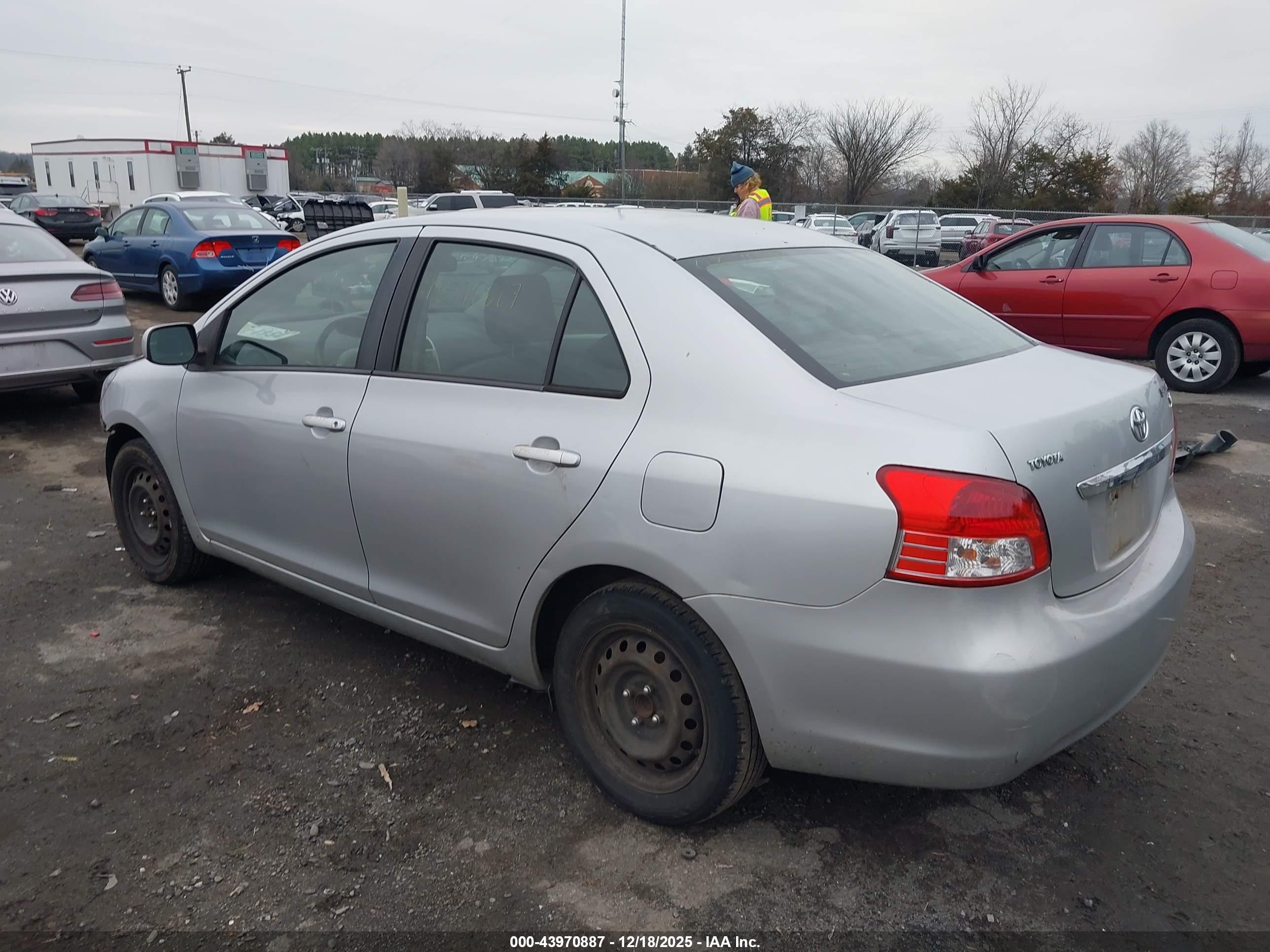 TOYOTA YARIS image 3