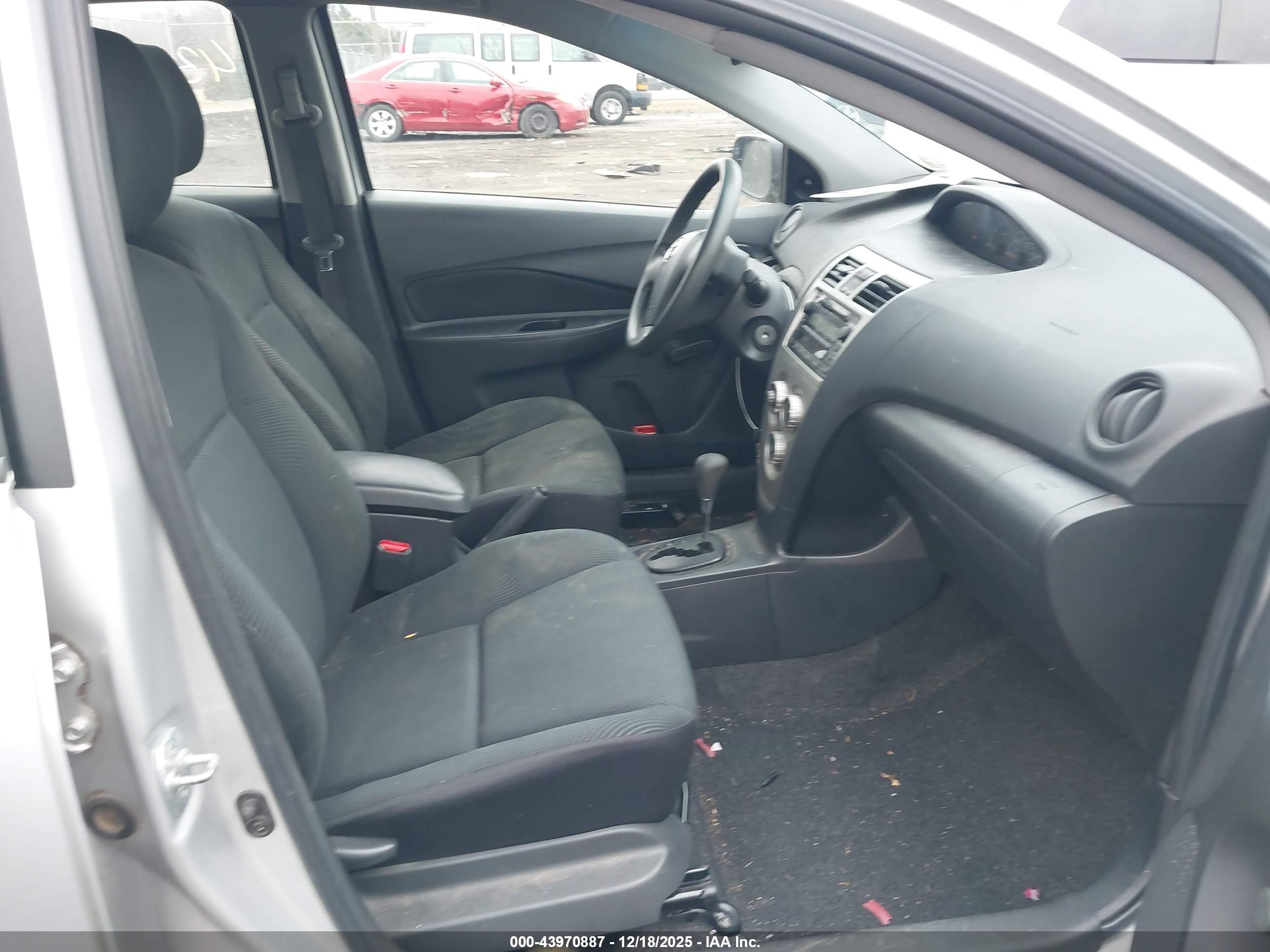 TOYOTA YARIS image 5