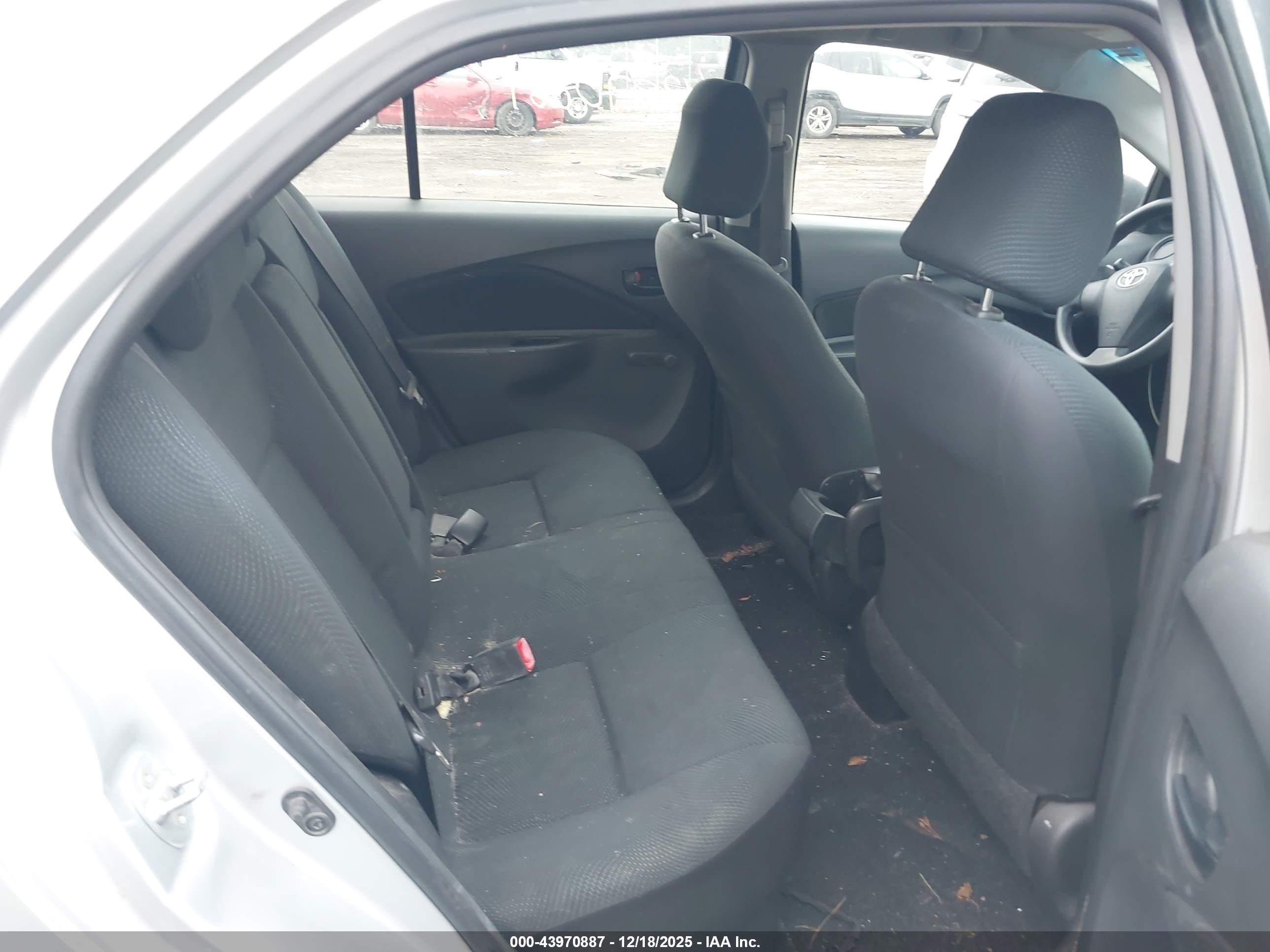 TOYOTA YARIS image 8