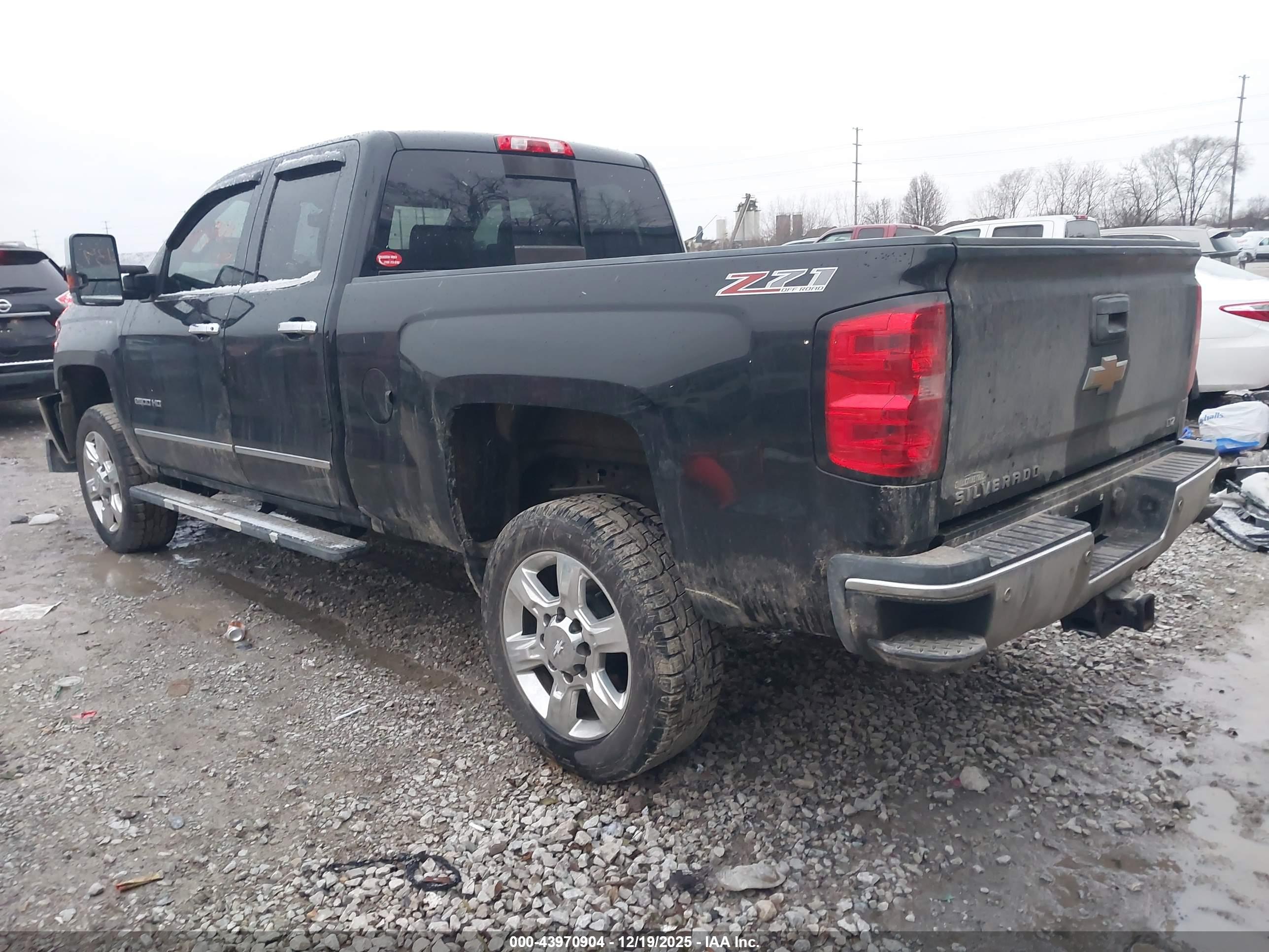 CHEVROLET SILVERADO image 3