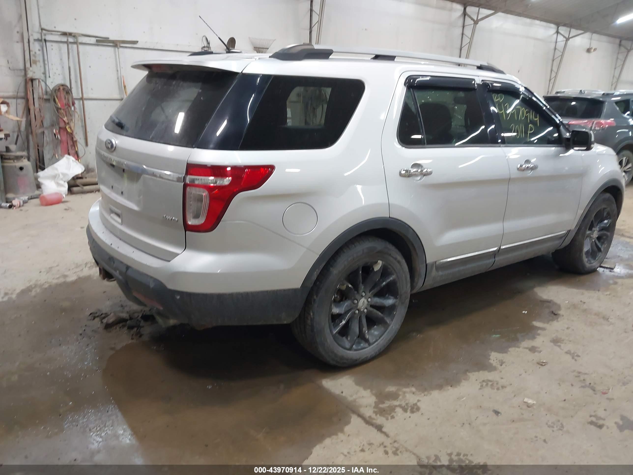 FORD EXPLORER image 4
