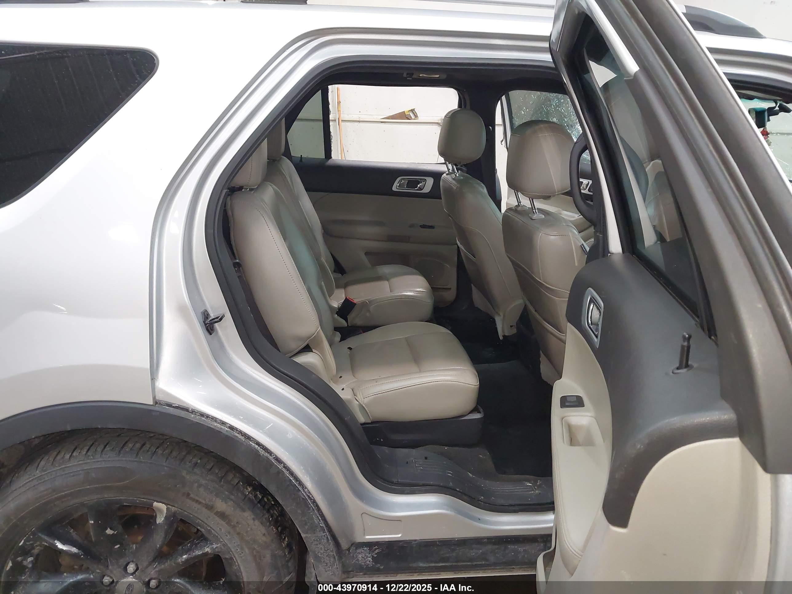 FORD EXPLORER image 8