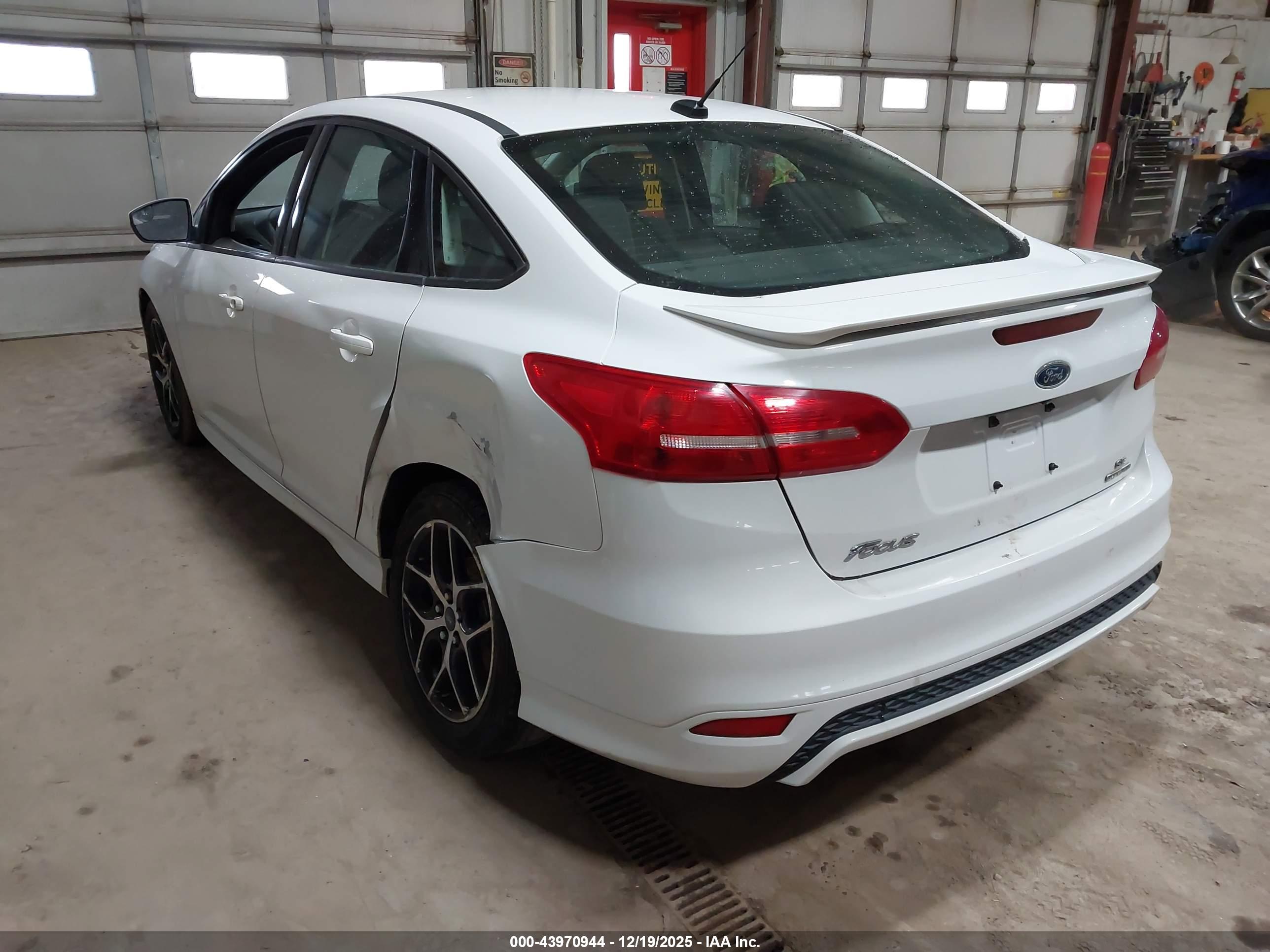 FORD FOCUS image 3
