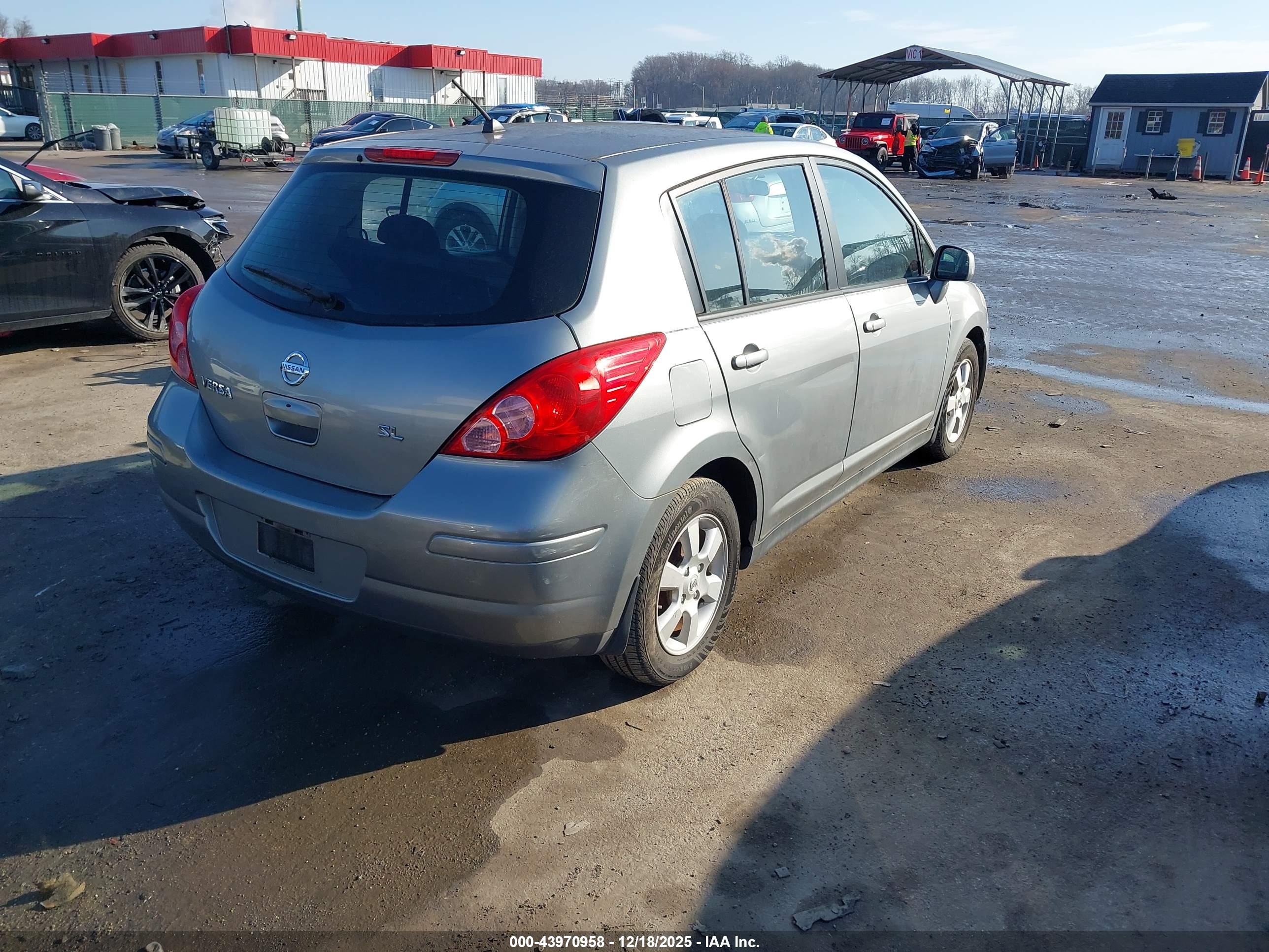 NISSAN VERSA image 4