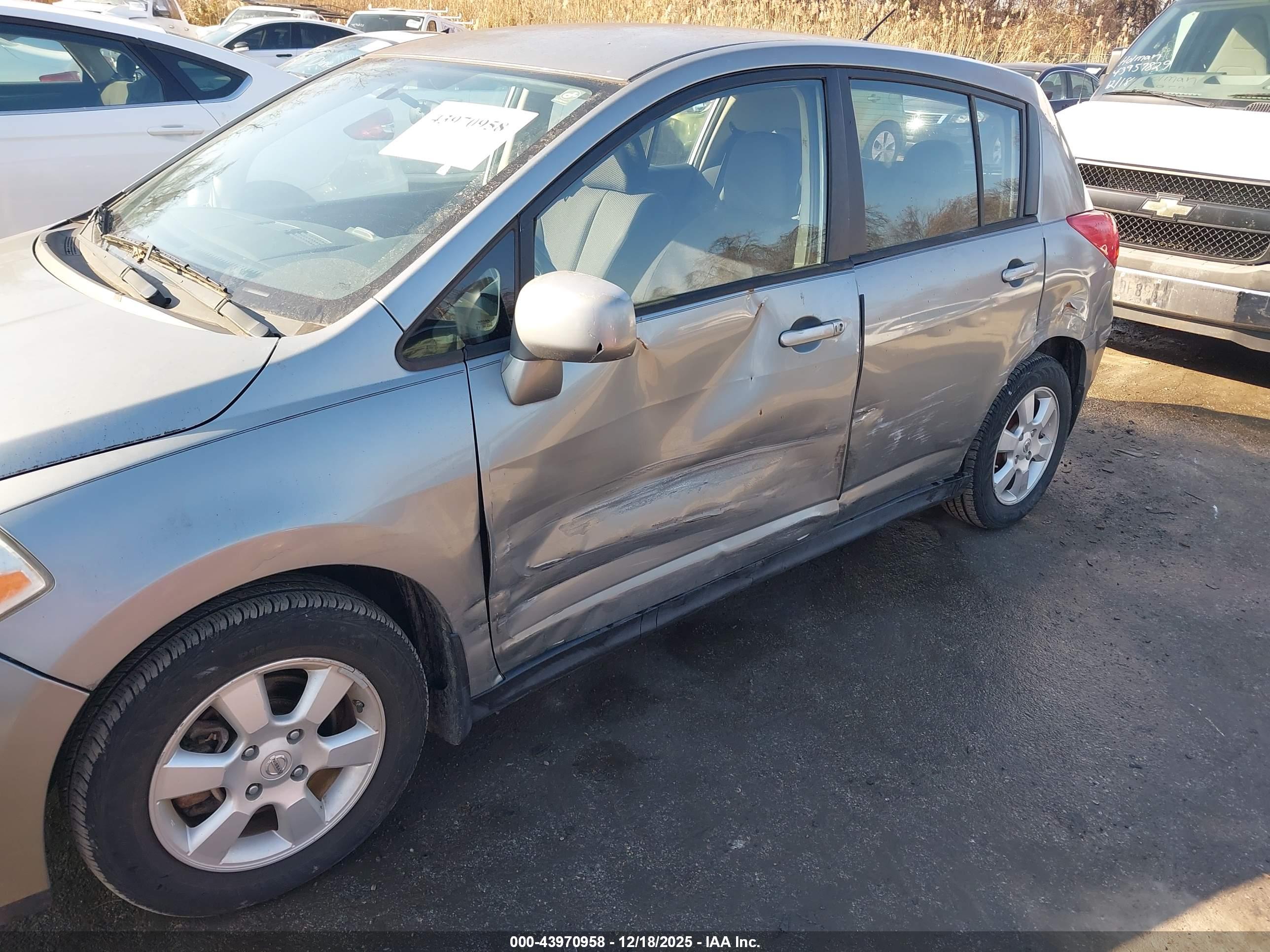 NISSAN VERSA image 6