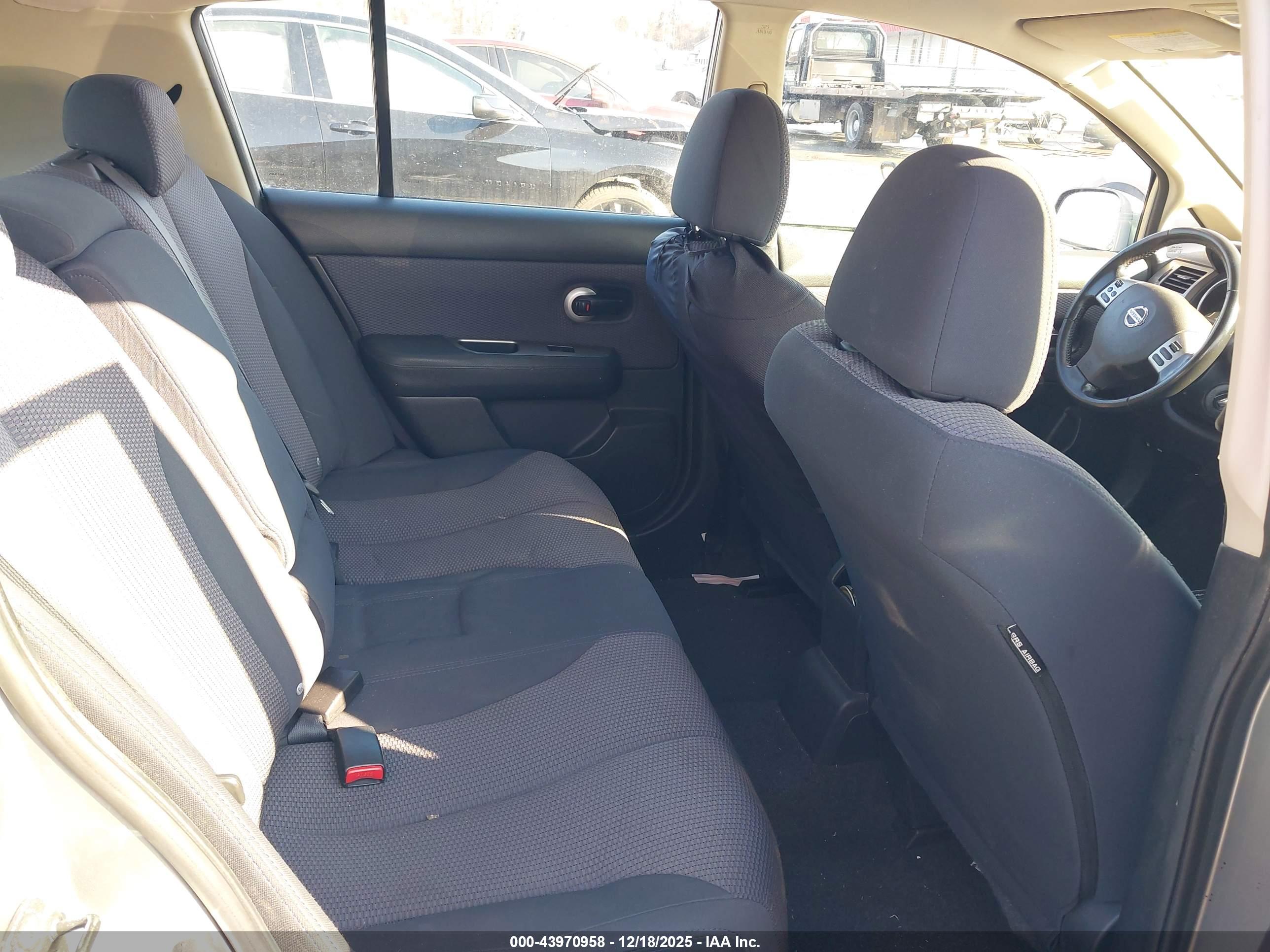 NISSAN VERSA image 8