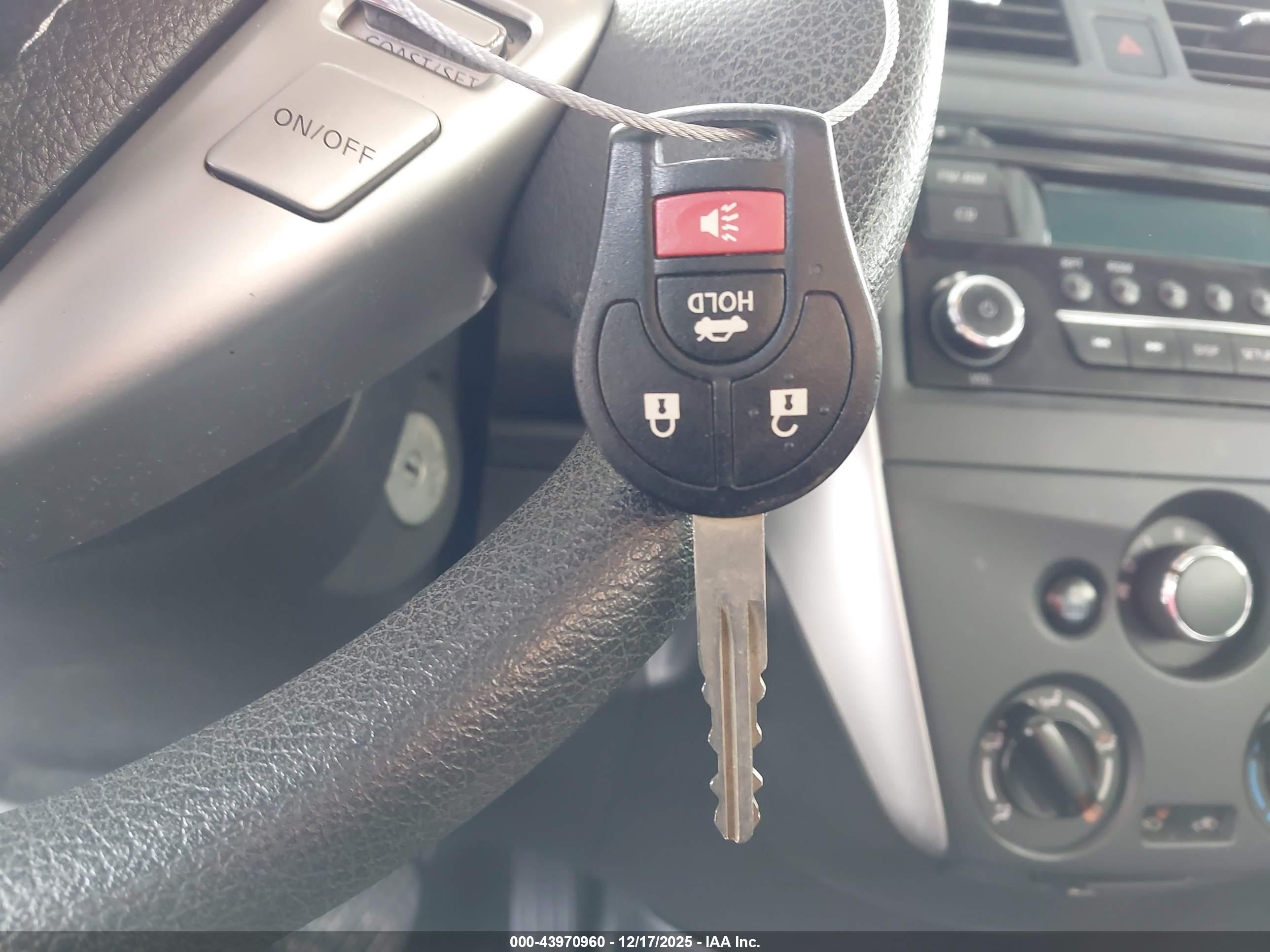 NISSAN VERSA image 11