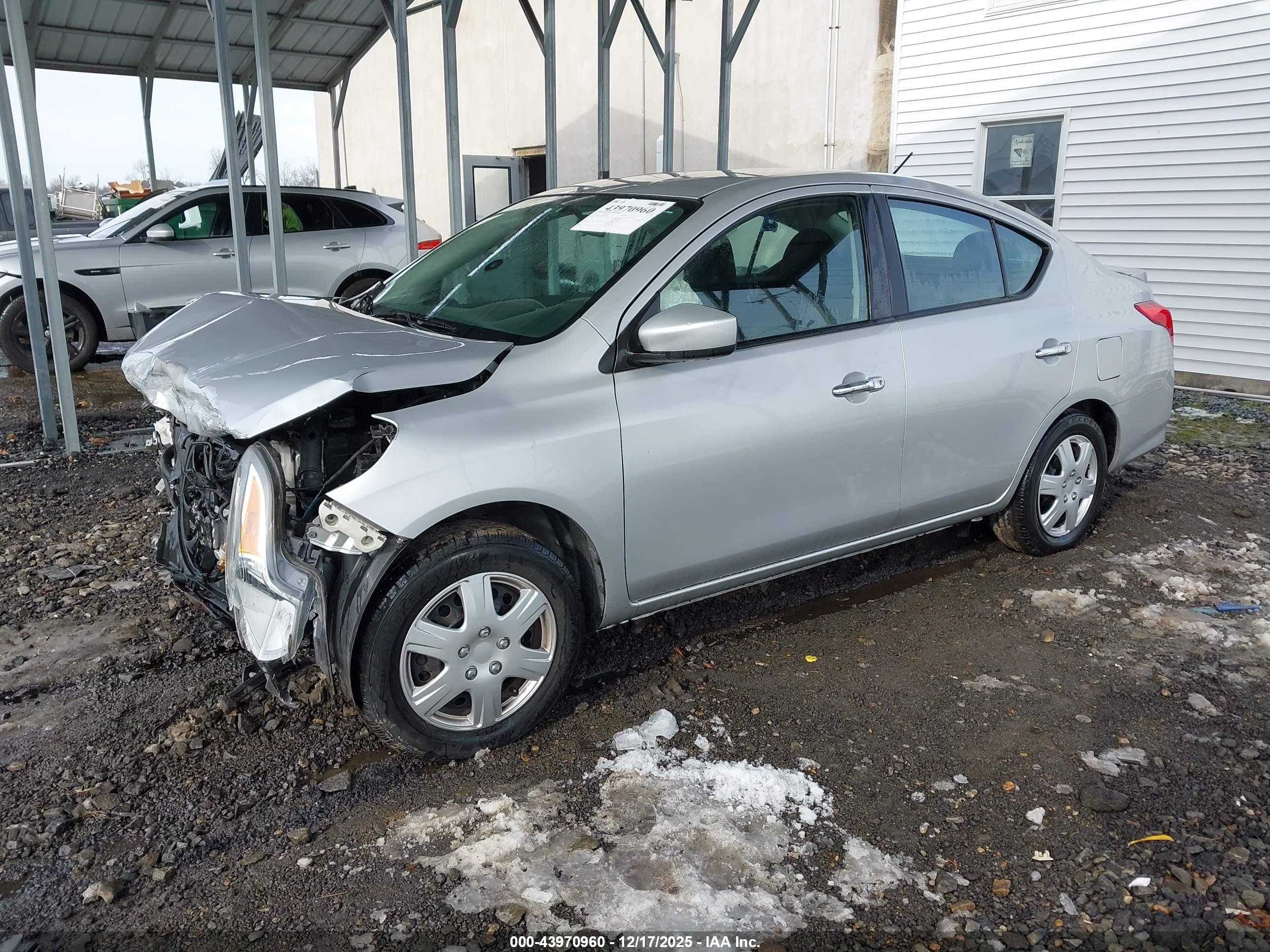 NISSAN VERSA image 2