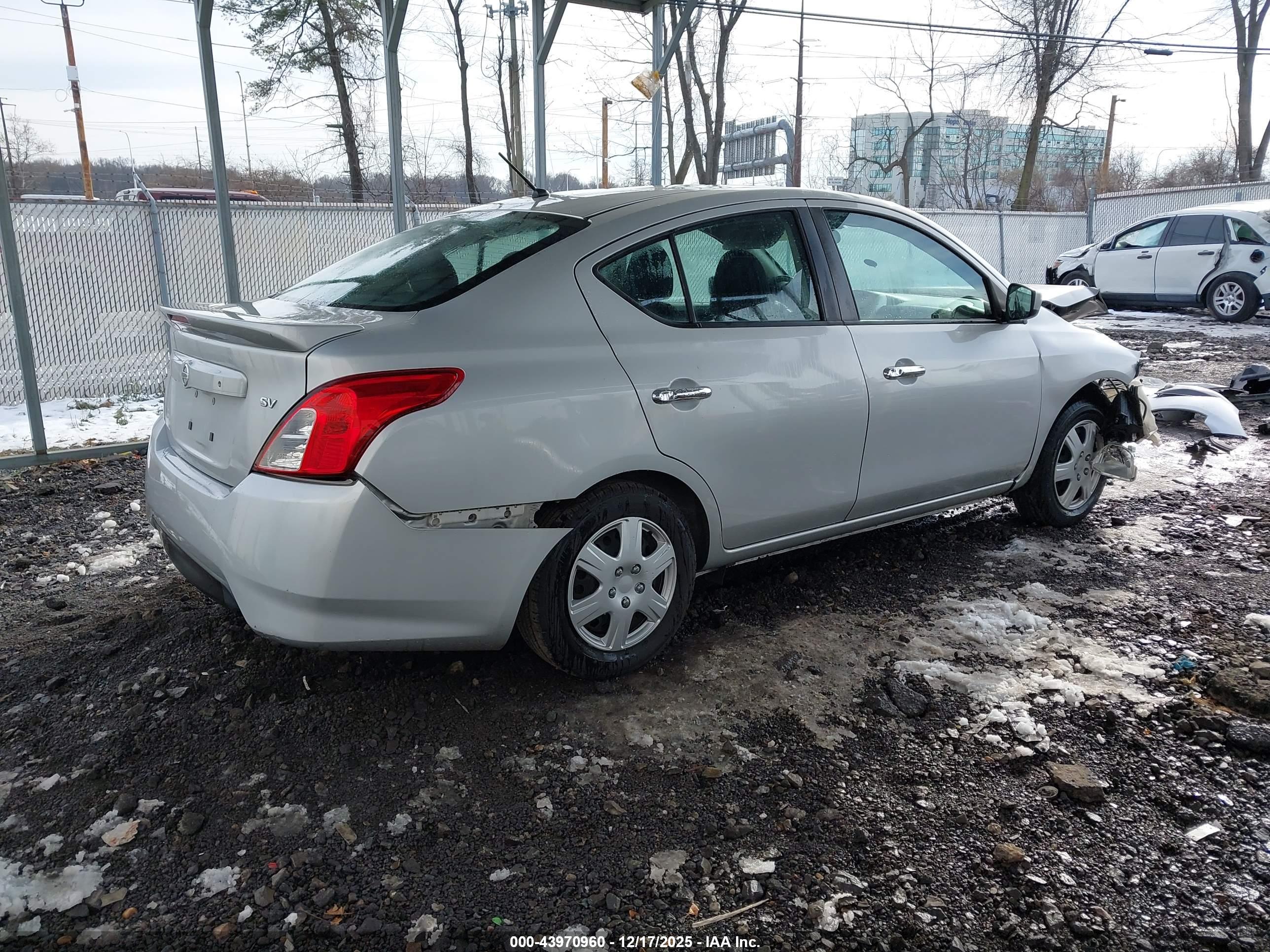 NISSAN VERSA image 4