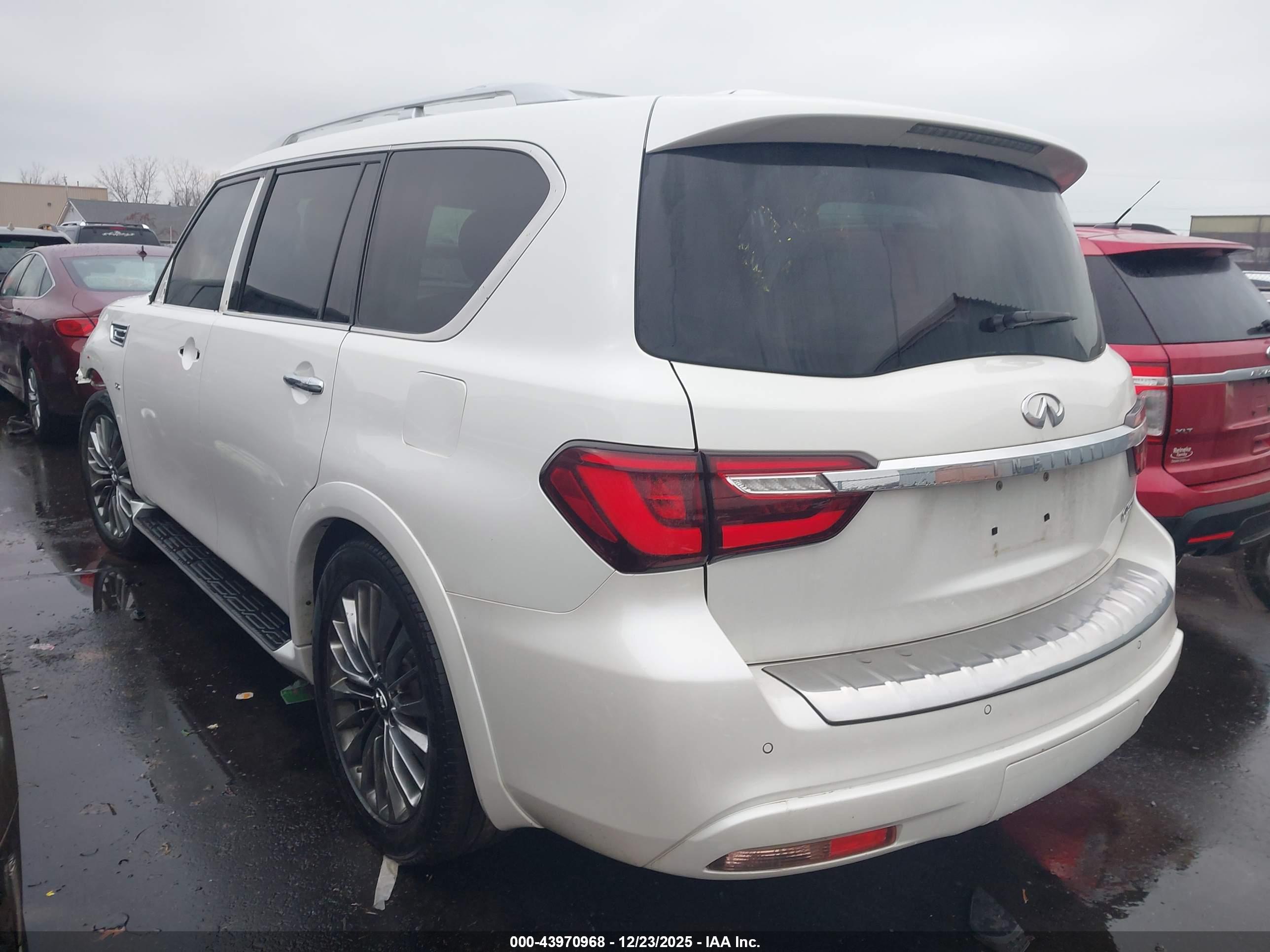 INFINITI QX80 image 3