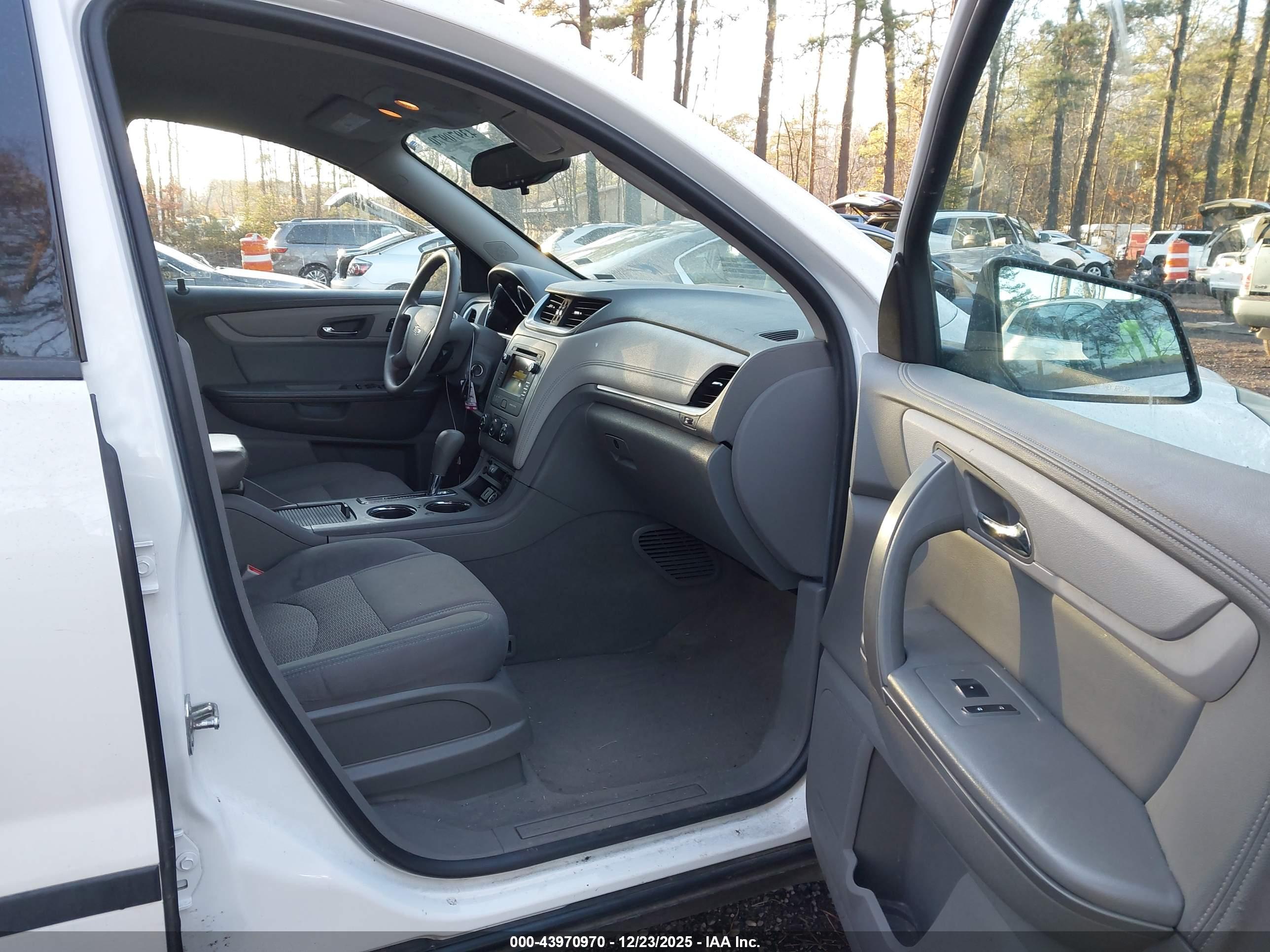 CHEVROLET TRAVERSE image 5