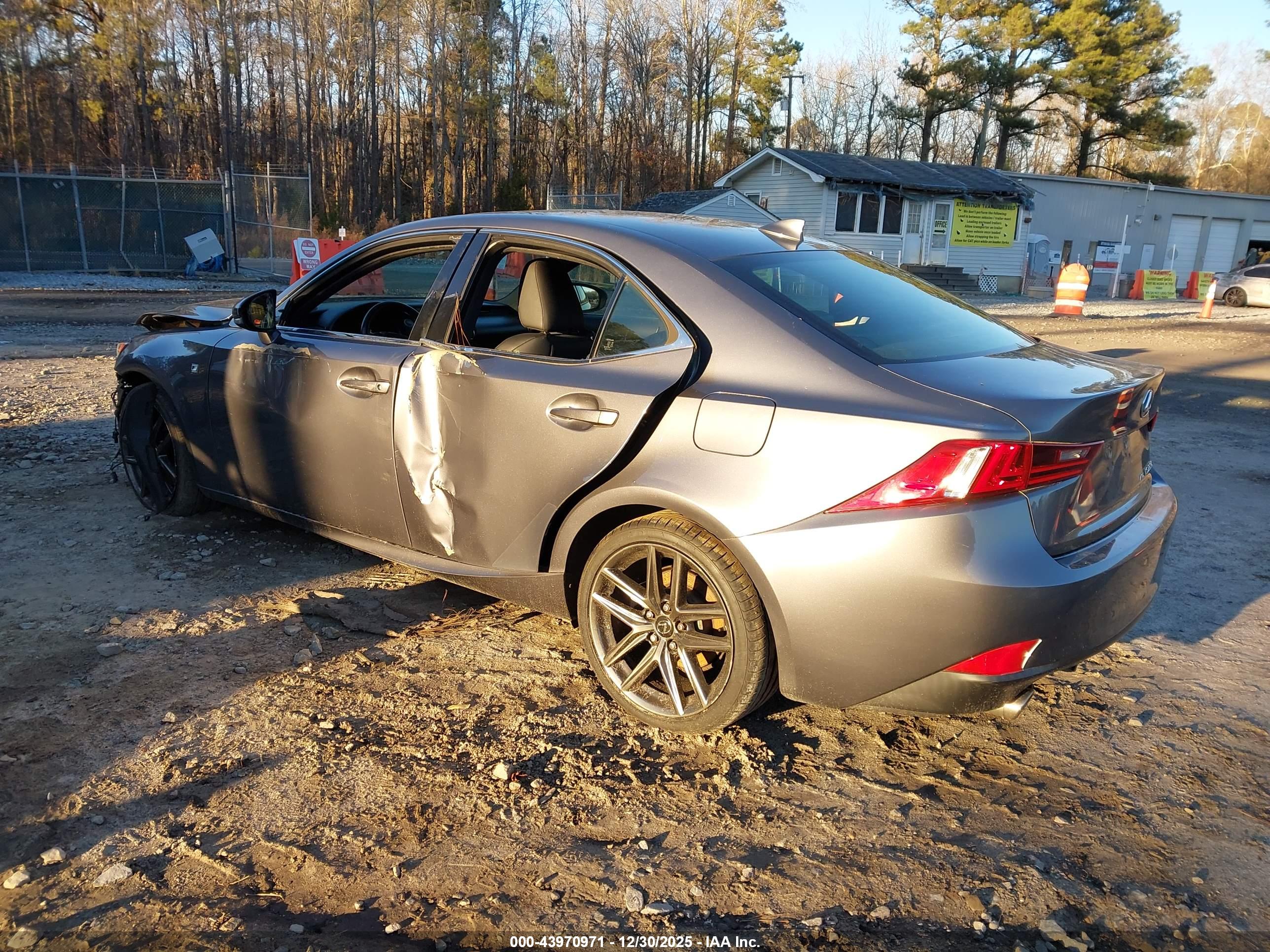 LEXUS IS image 3