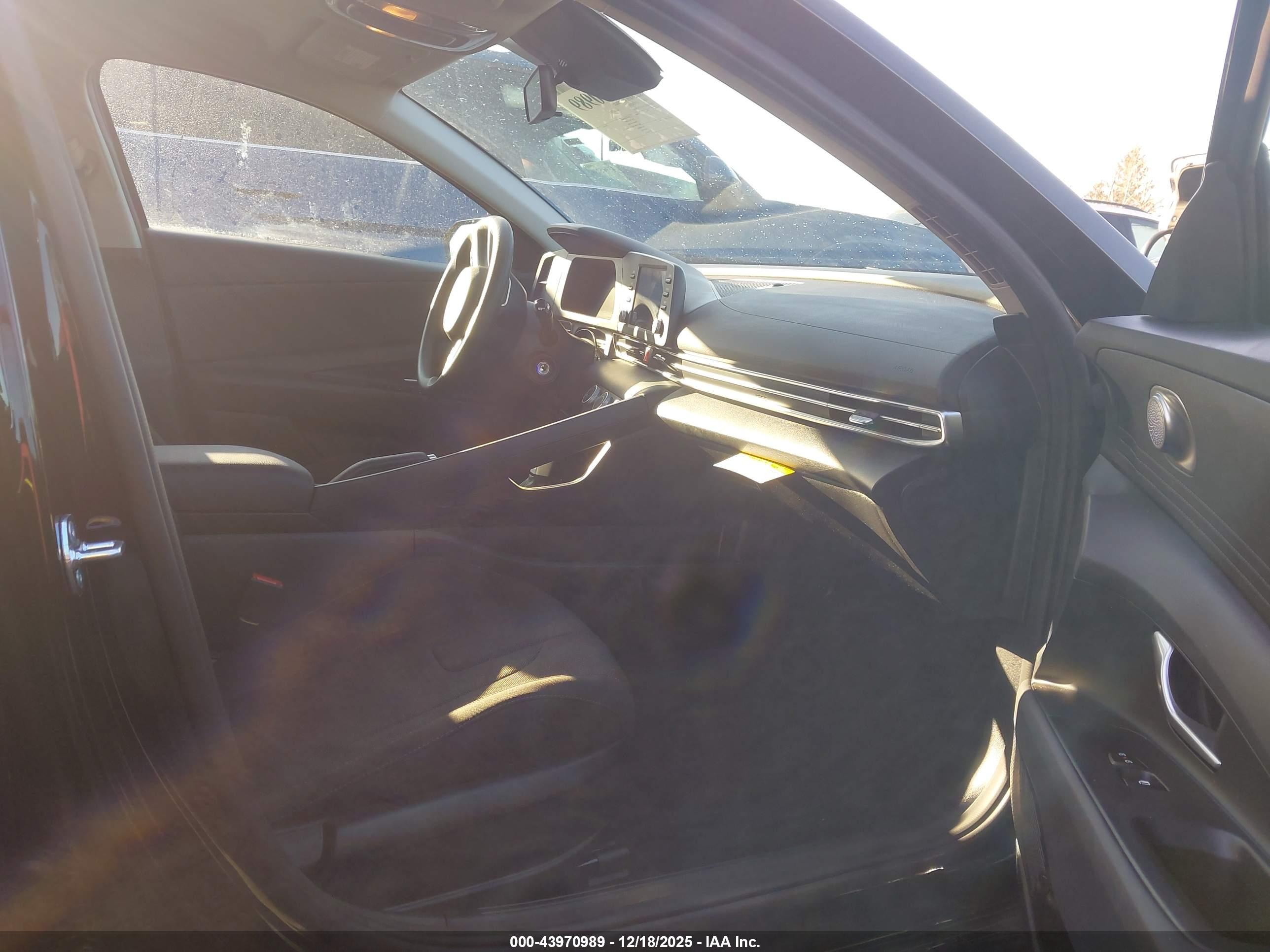 HYUNDAI ELANTRA image 5