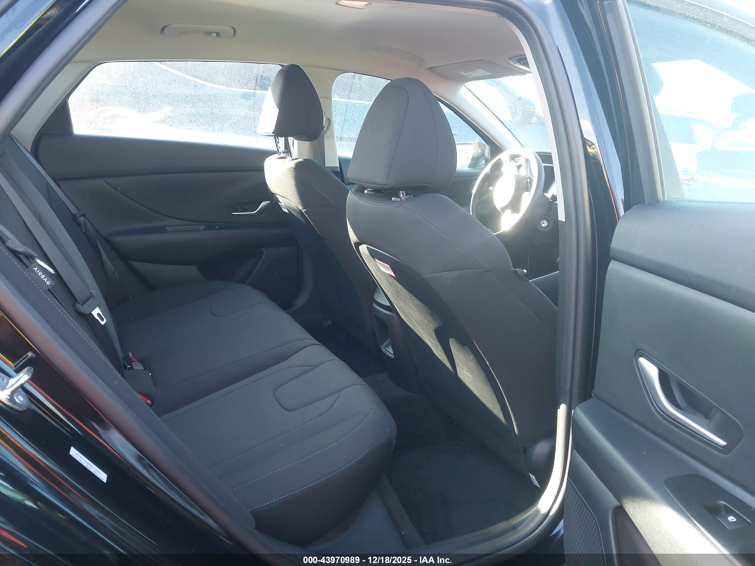 HYUNDAI ELANTRA image 8