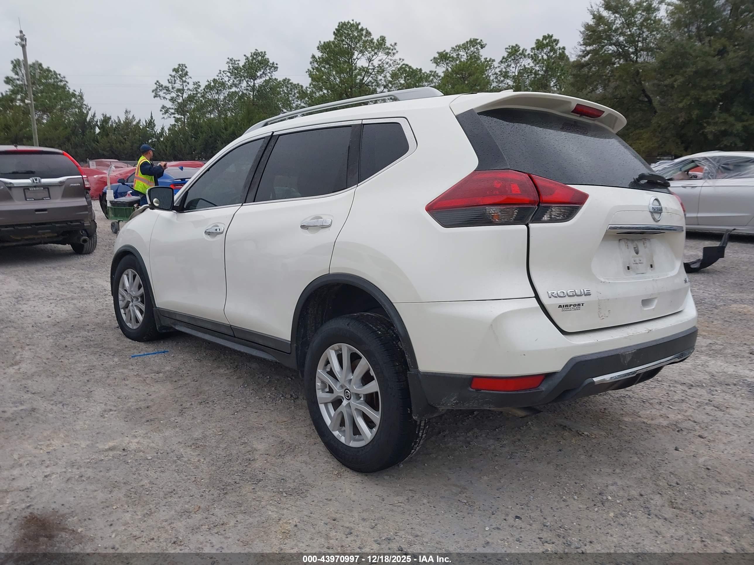 NISSAN ROGUE image 3