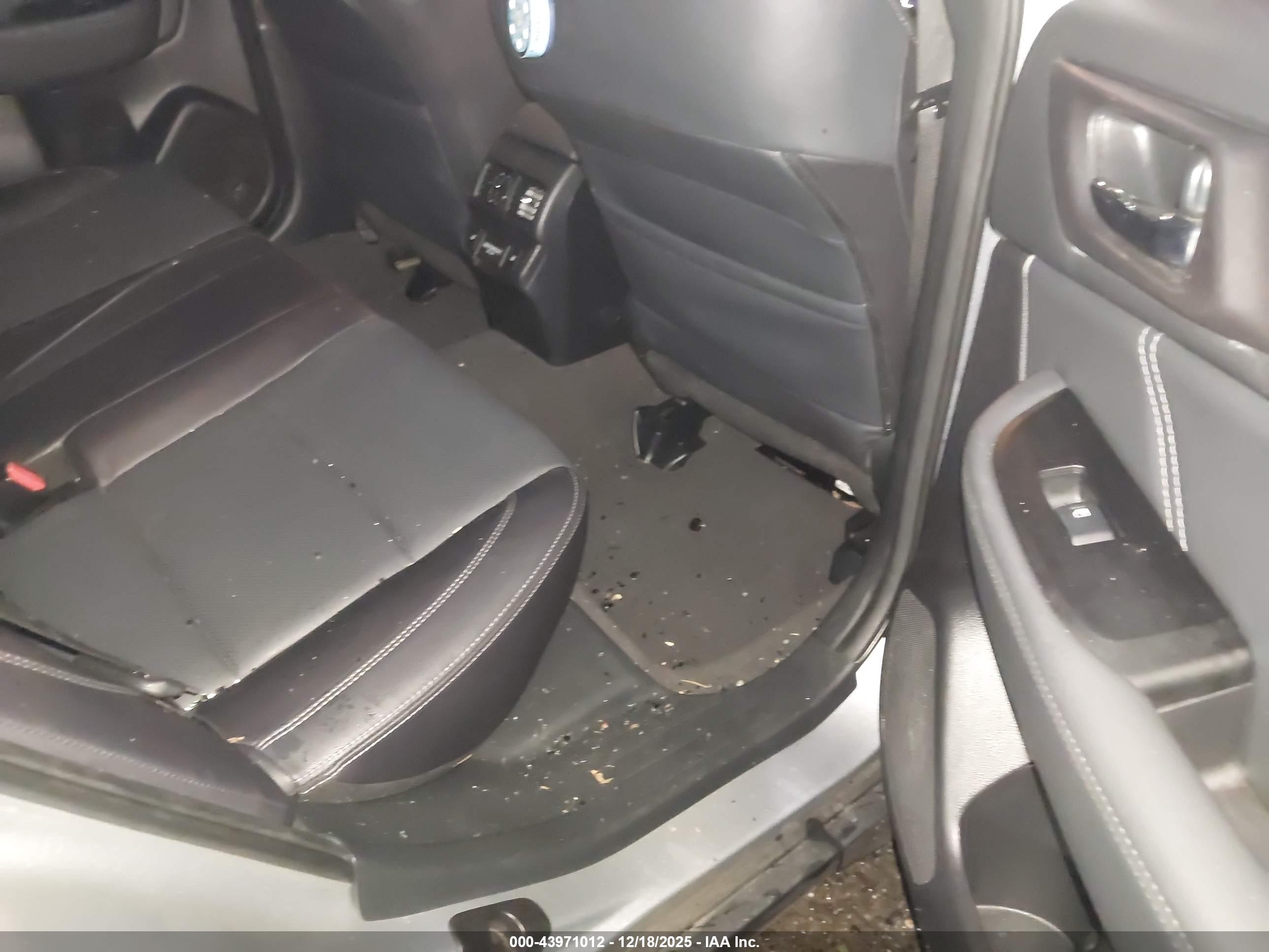 SUBARU OUTBACK image 8