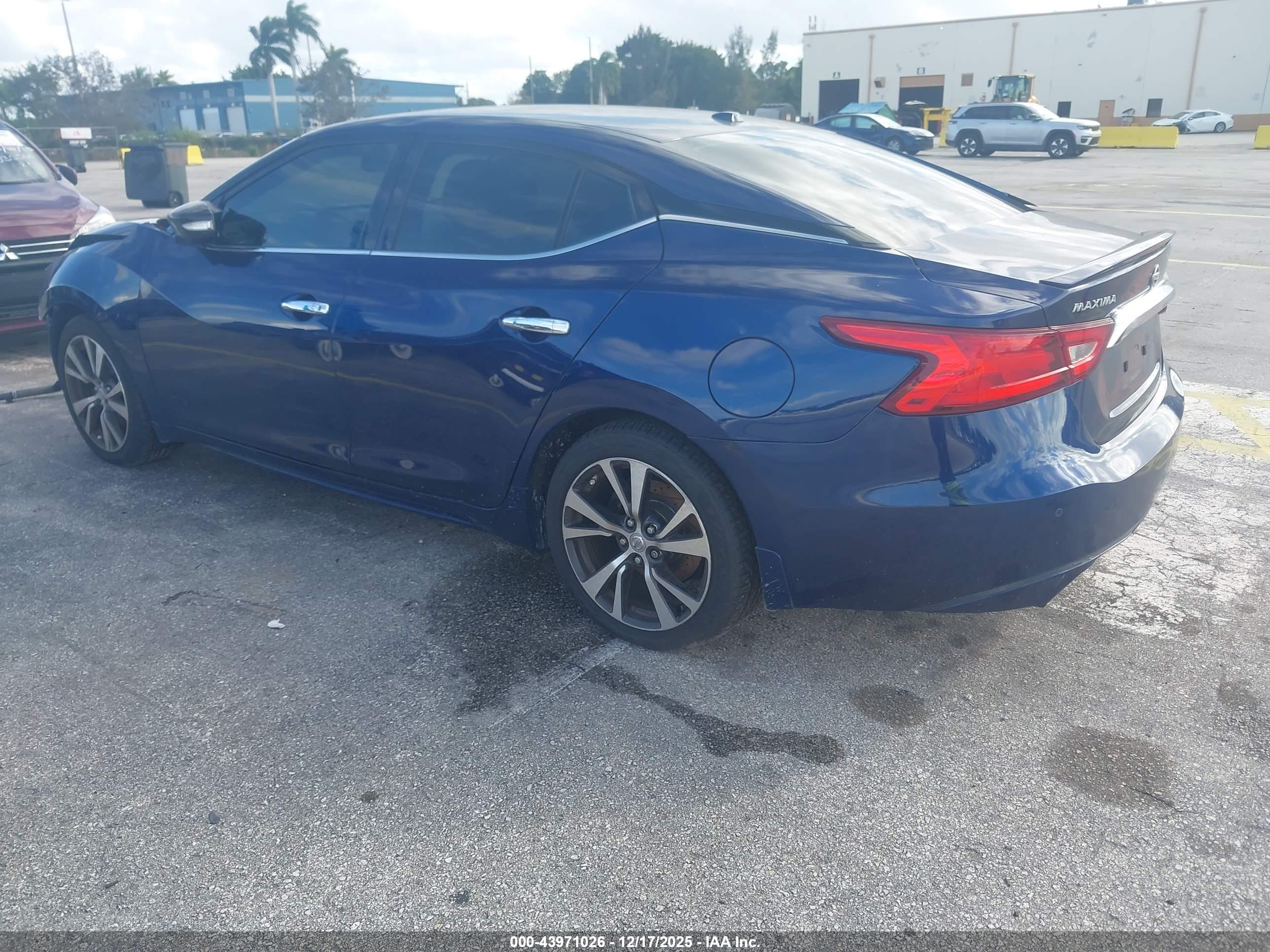 NISSAN MAXIMA image 3