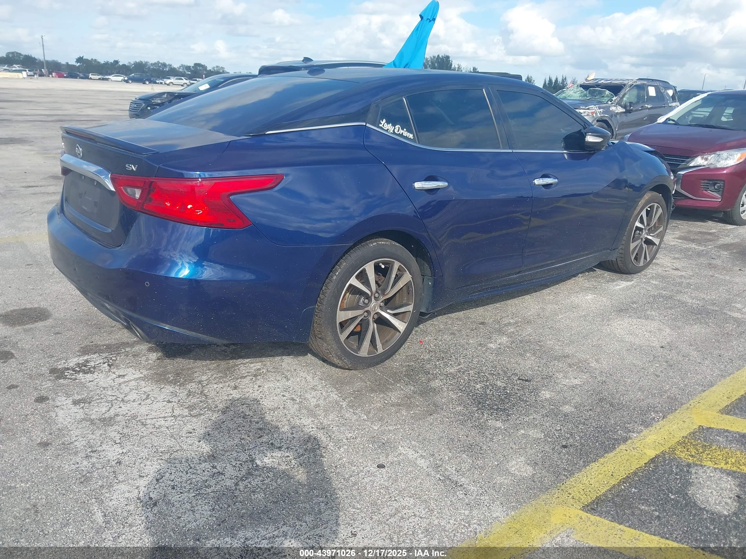 NISSAN MAXIMA image 4