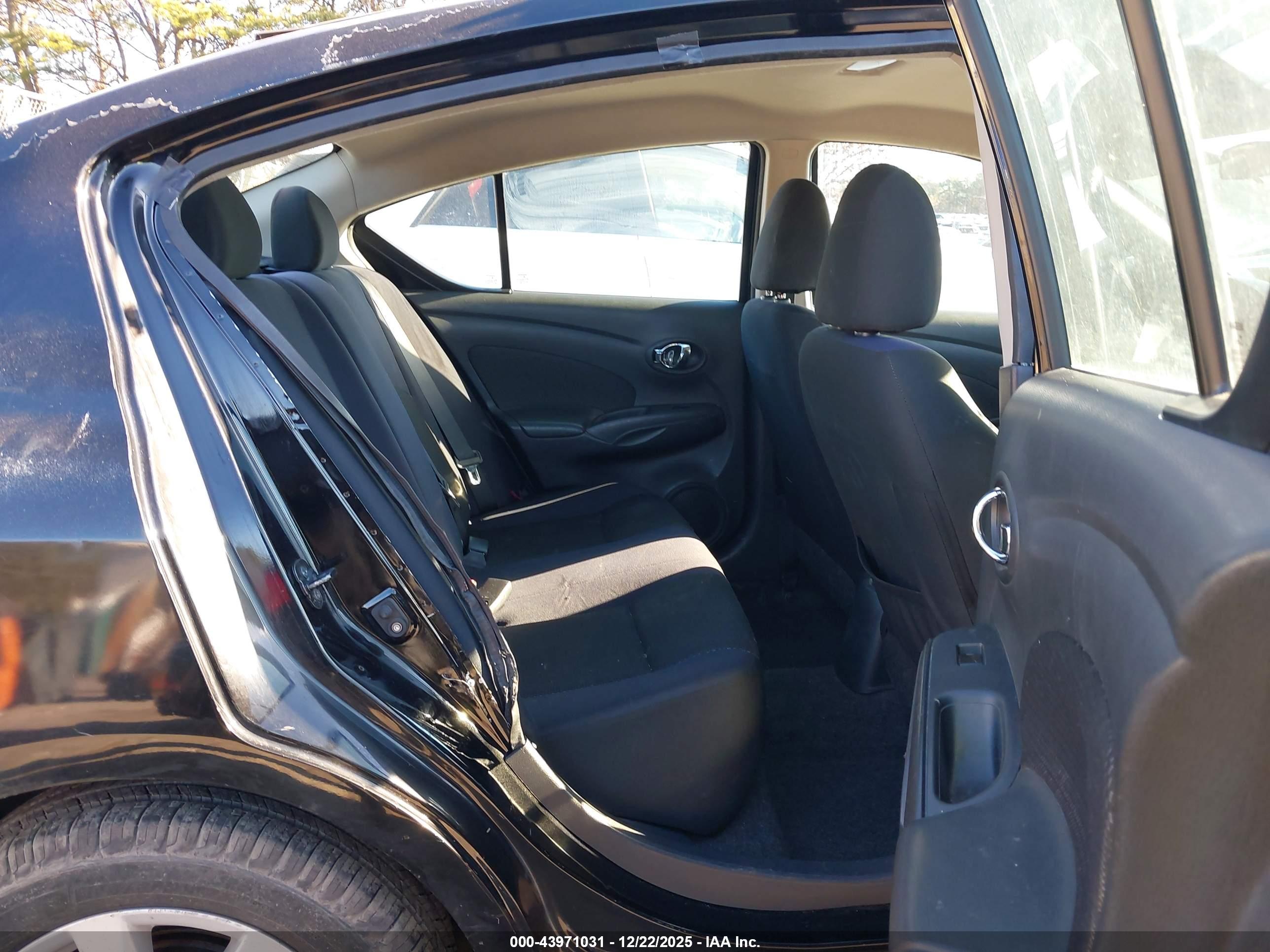 NISSAN VERSA image 8