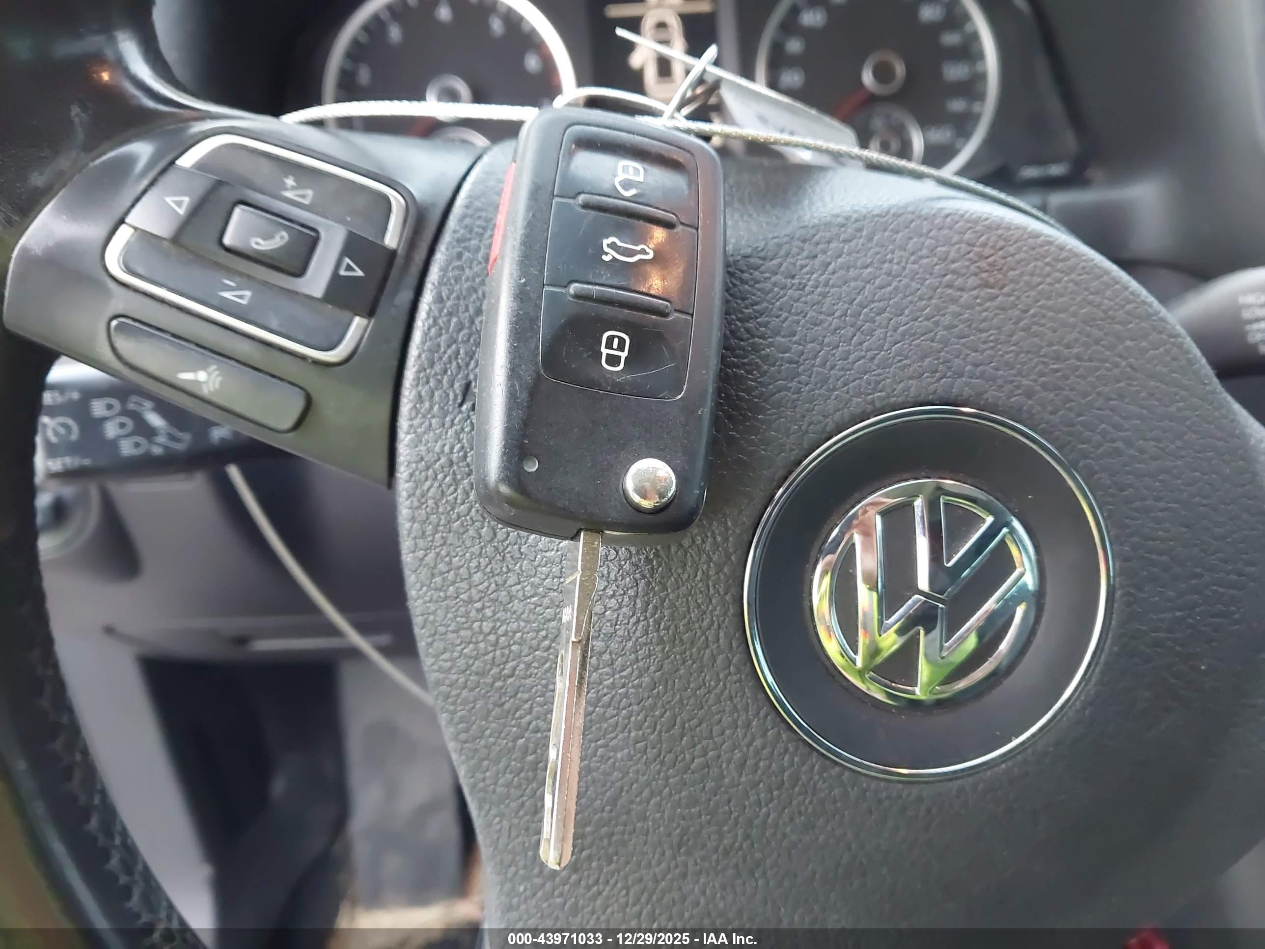 VOLKSWAGEN TIGUAN image 11