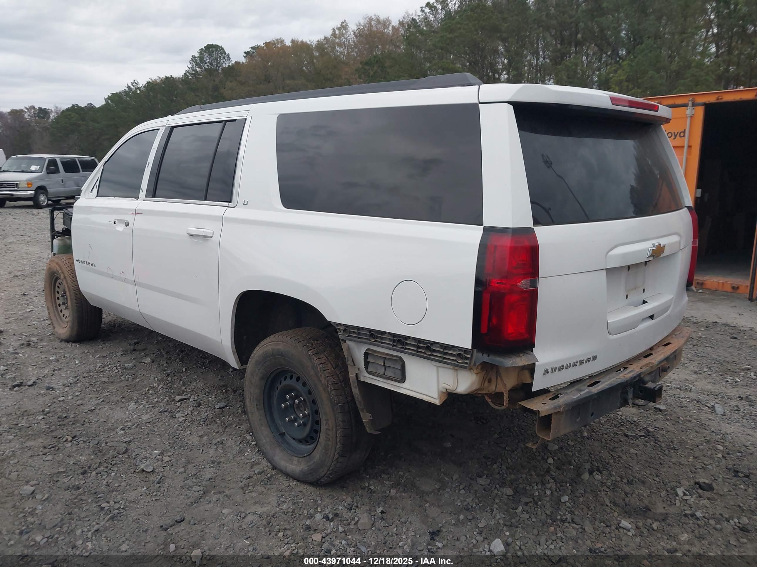 CHEVROLET SUBURBAN image 3