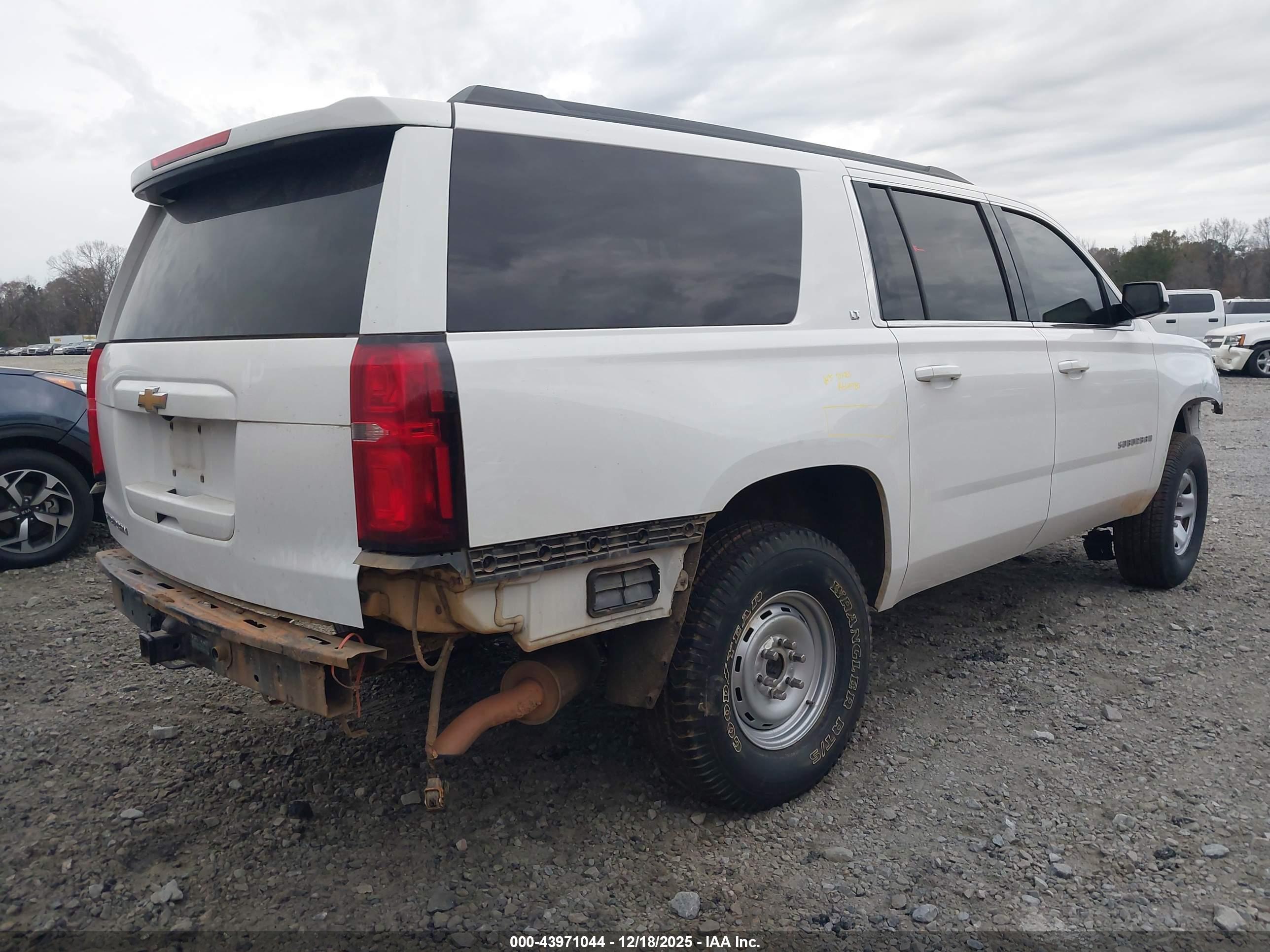 CHEVROLET SUBURBAN image 4