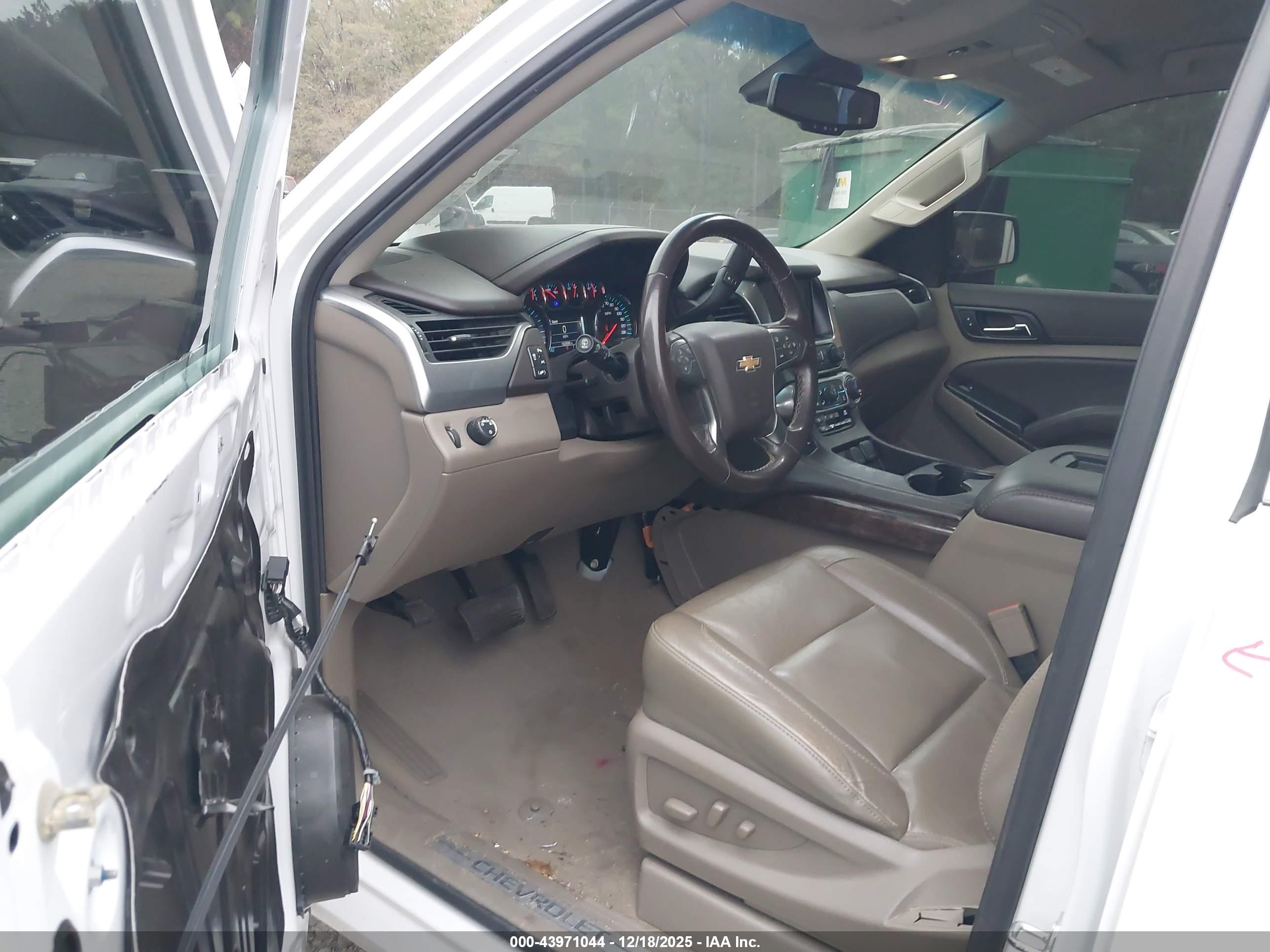 CHEVROLET SUBURBAN image 5