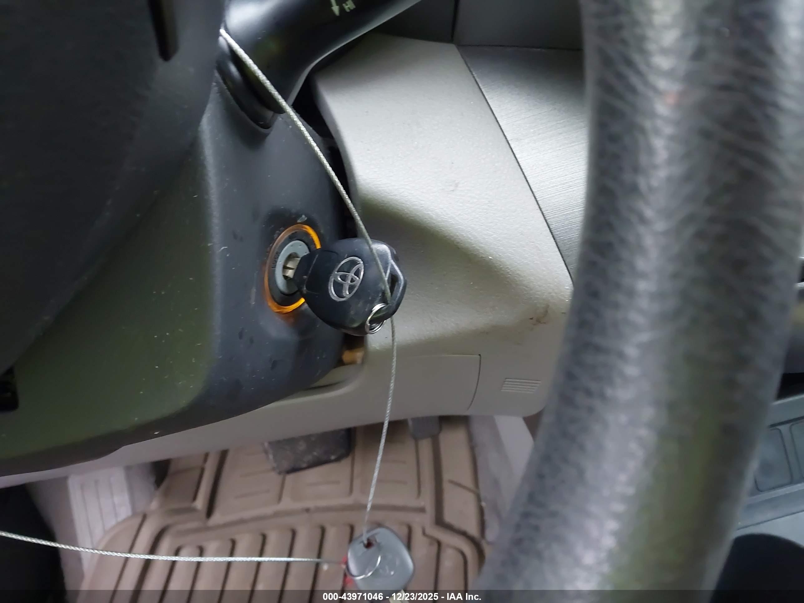 TOYOTA RAV4 image 11