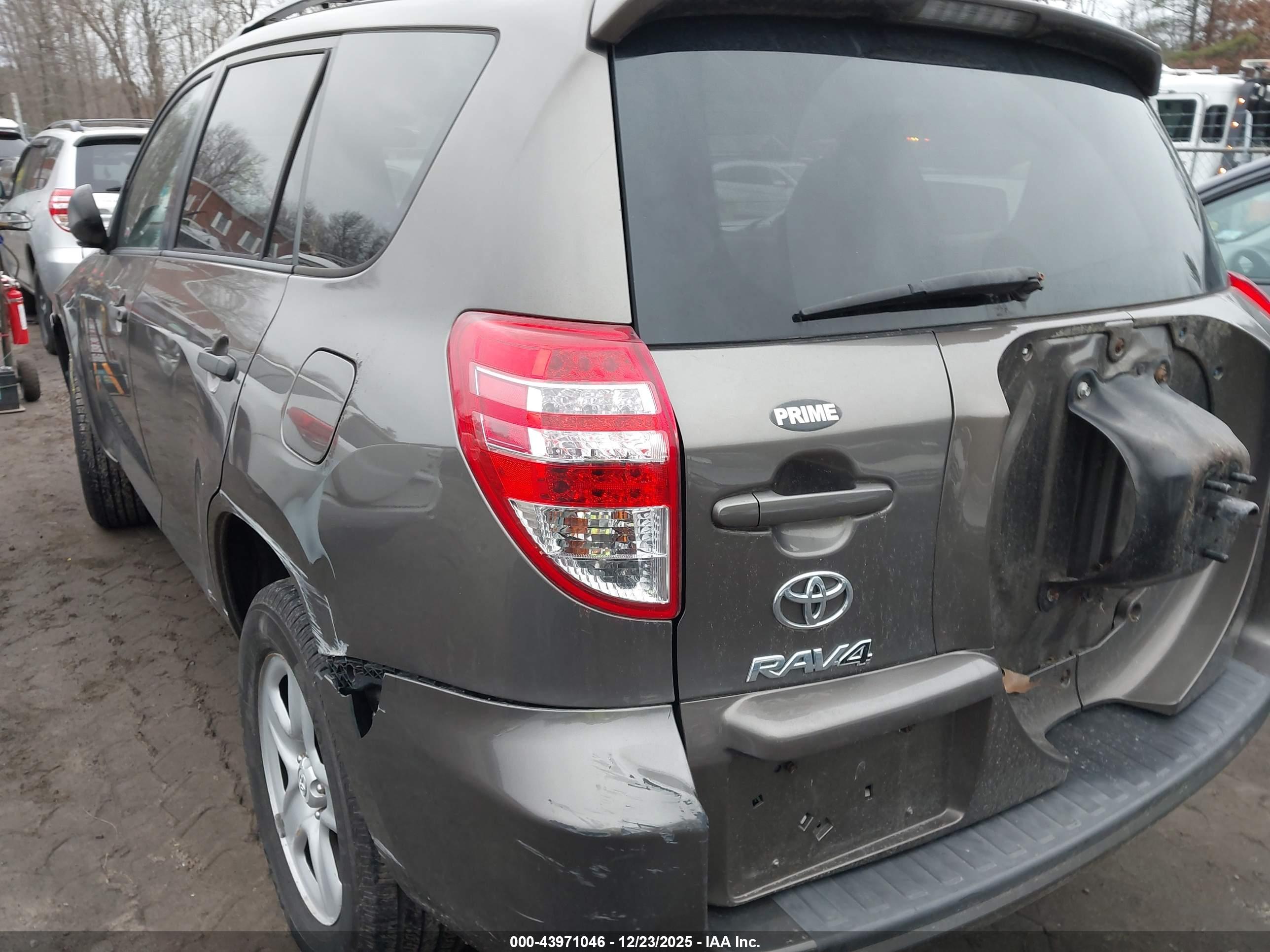 TOYOTA RAV4 image 3