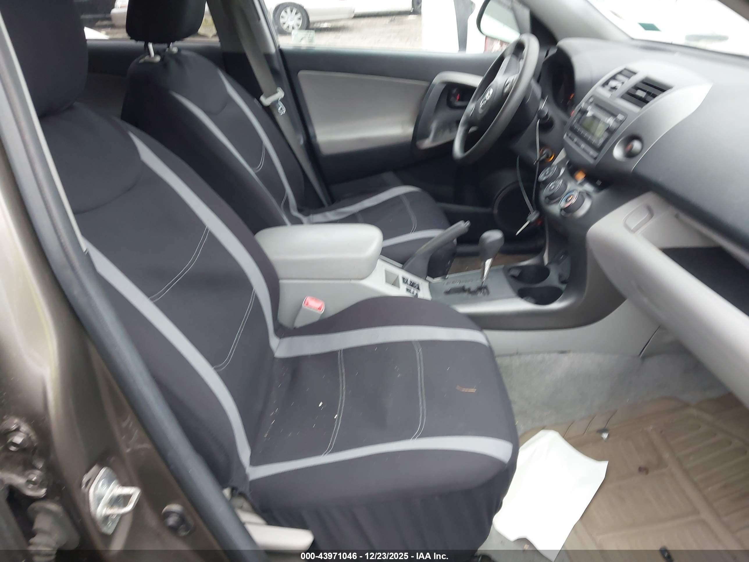 TOYOTA RAV4 image 5