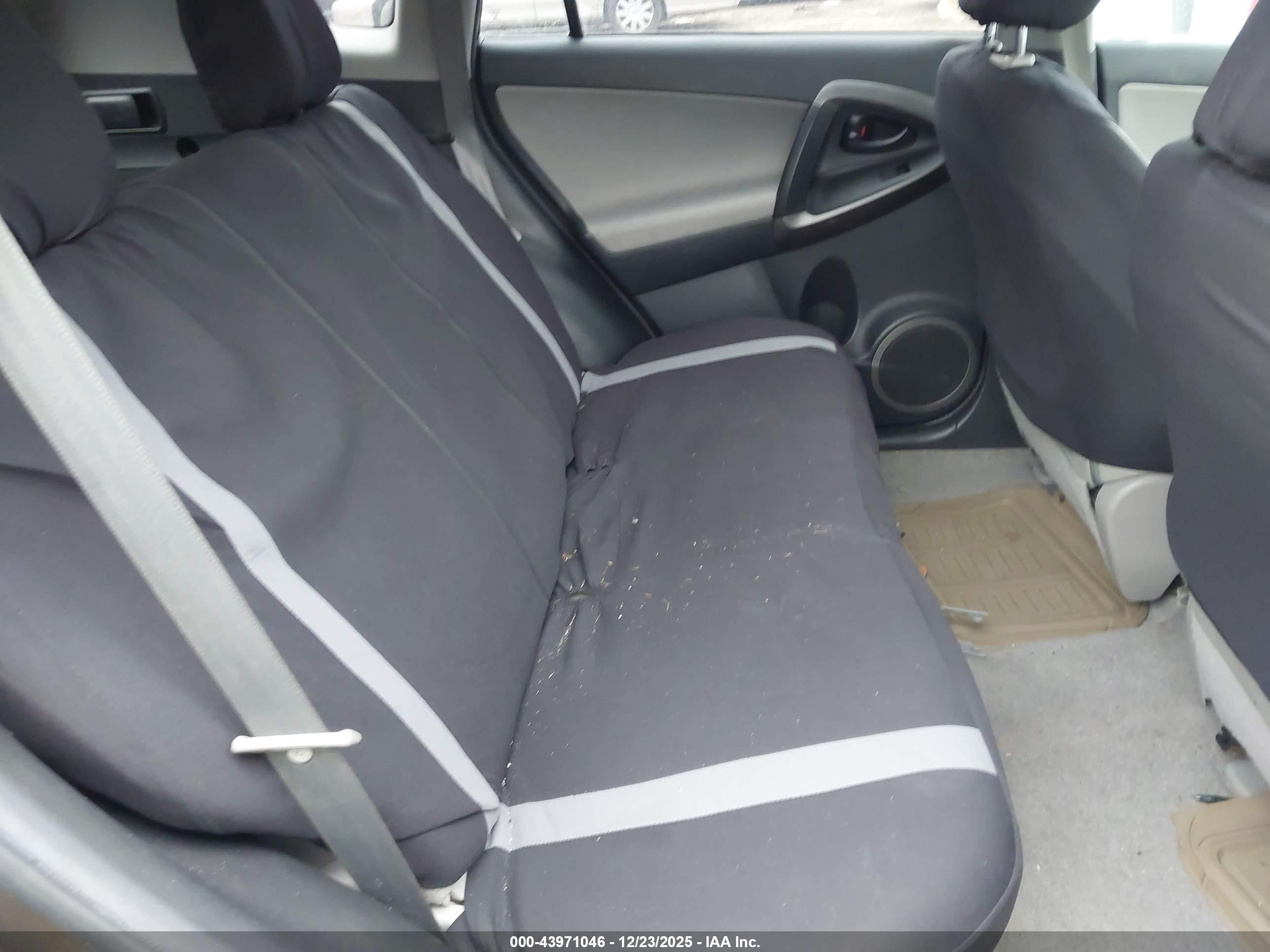 TOYOTA RAV4 image 8