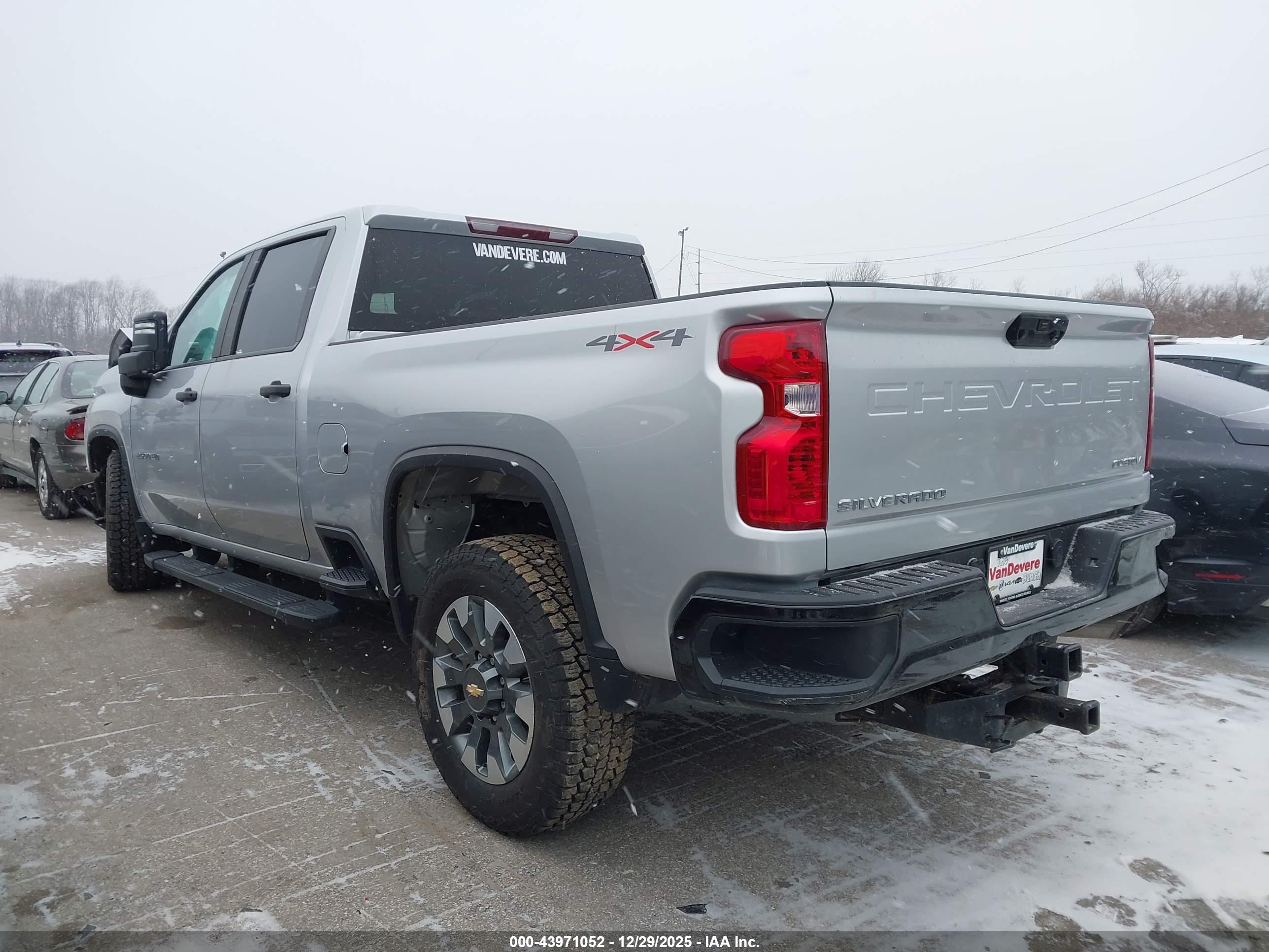 CHEVROLET SILVERADO image 3