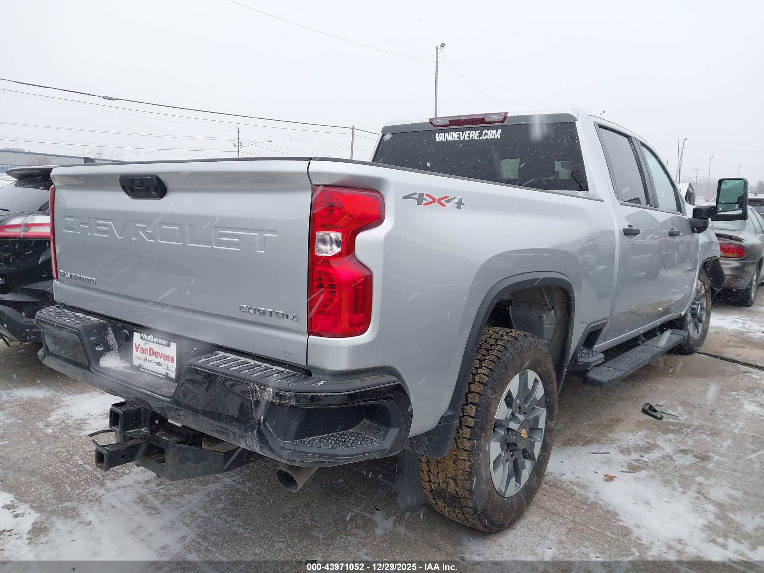 CHEVROLET SILVERADO image 4