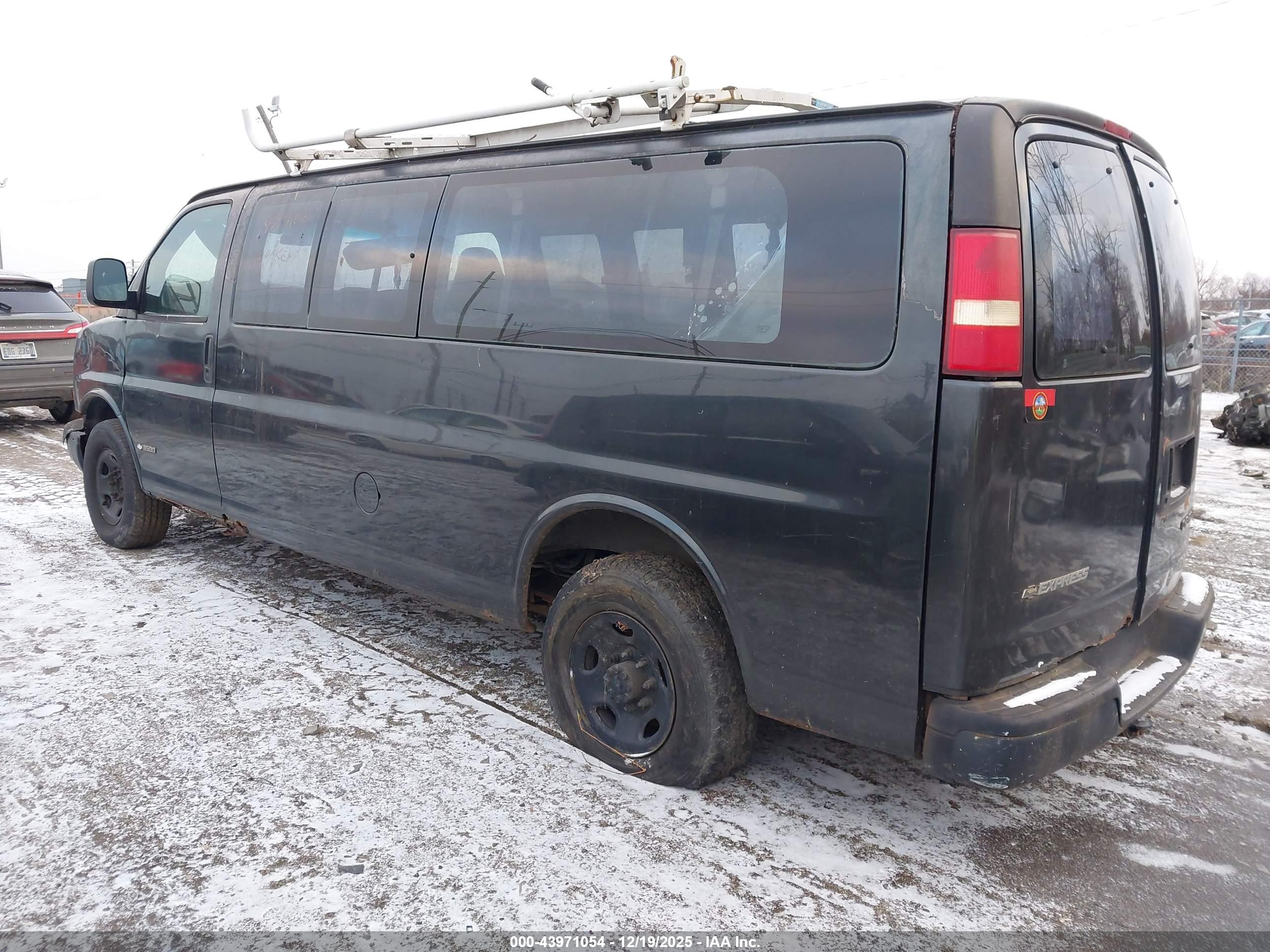 CHEVROLET EXPRESS image 3