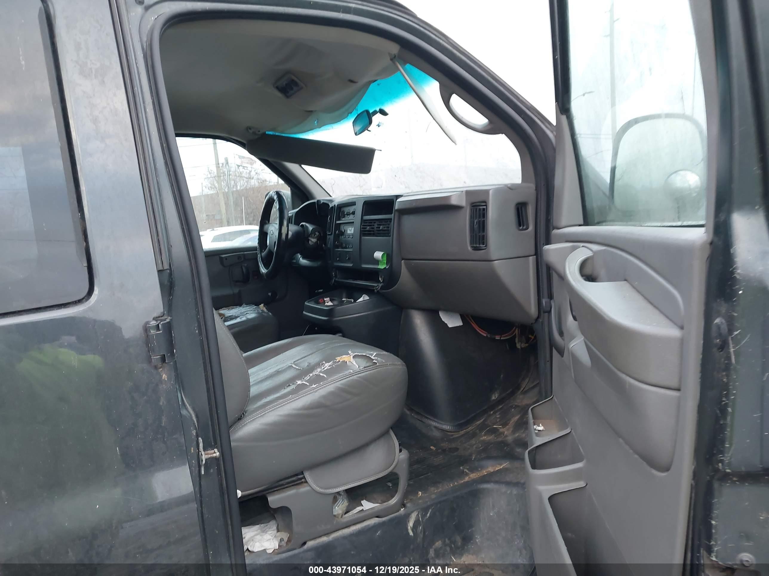 CHEVROLET EXPRESS image 5
