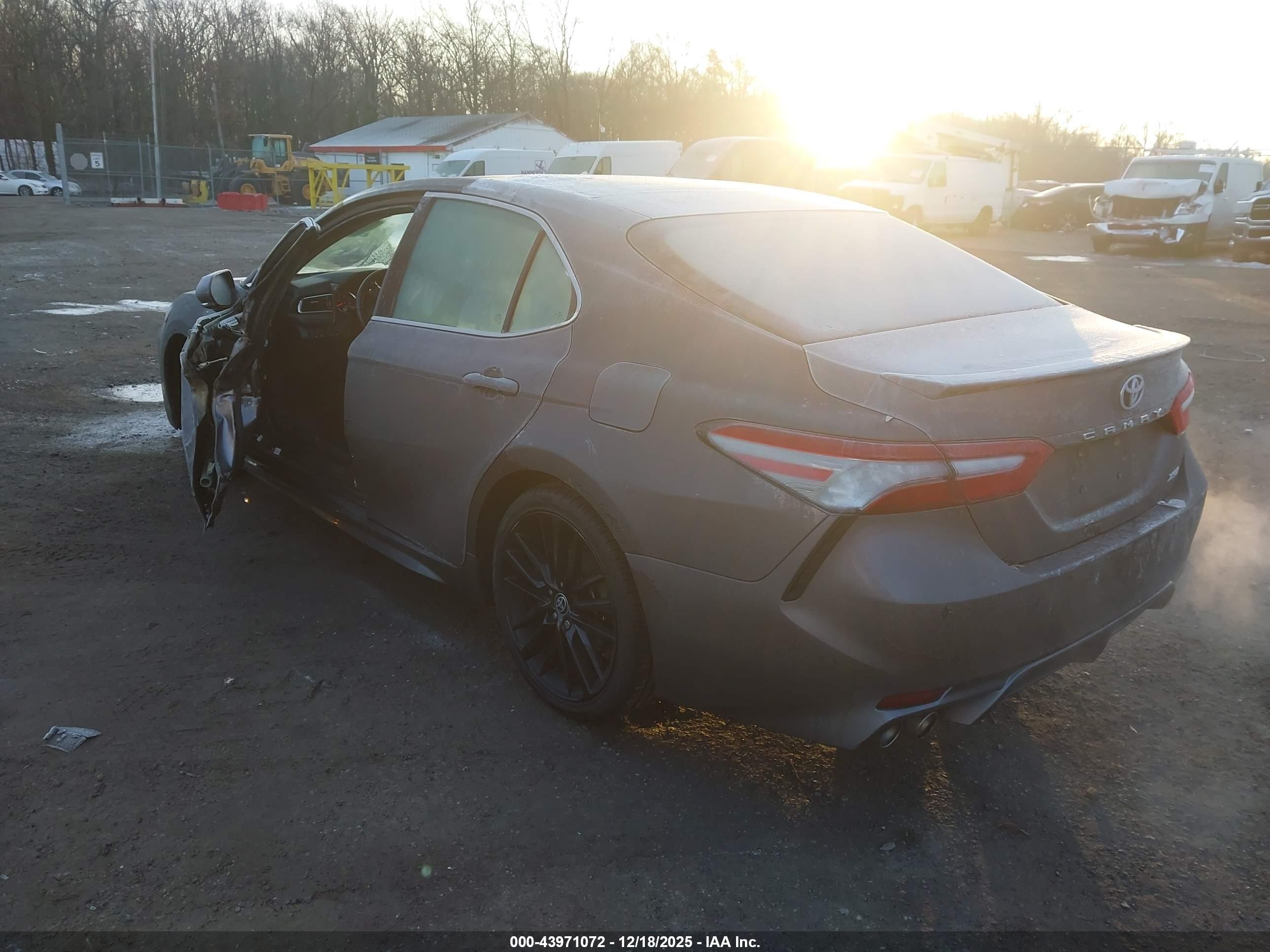 TOYOTA CAMRY image 3