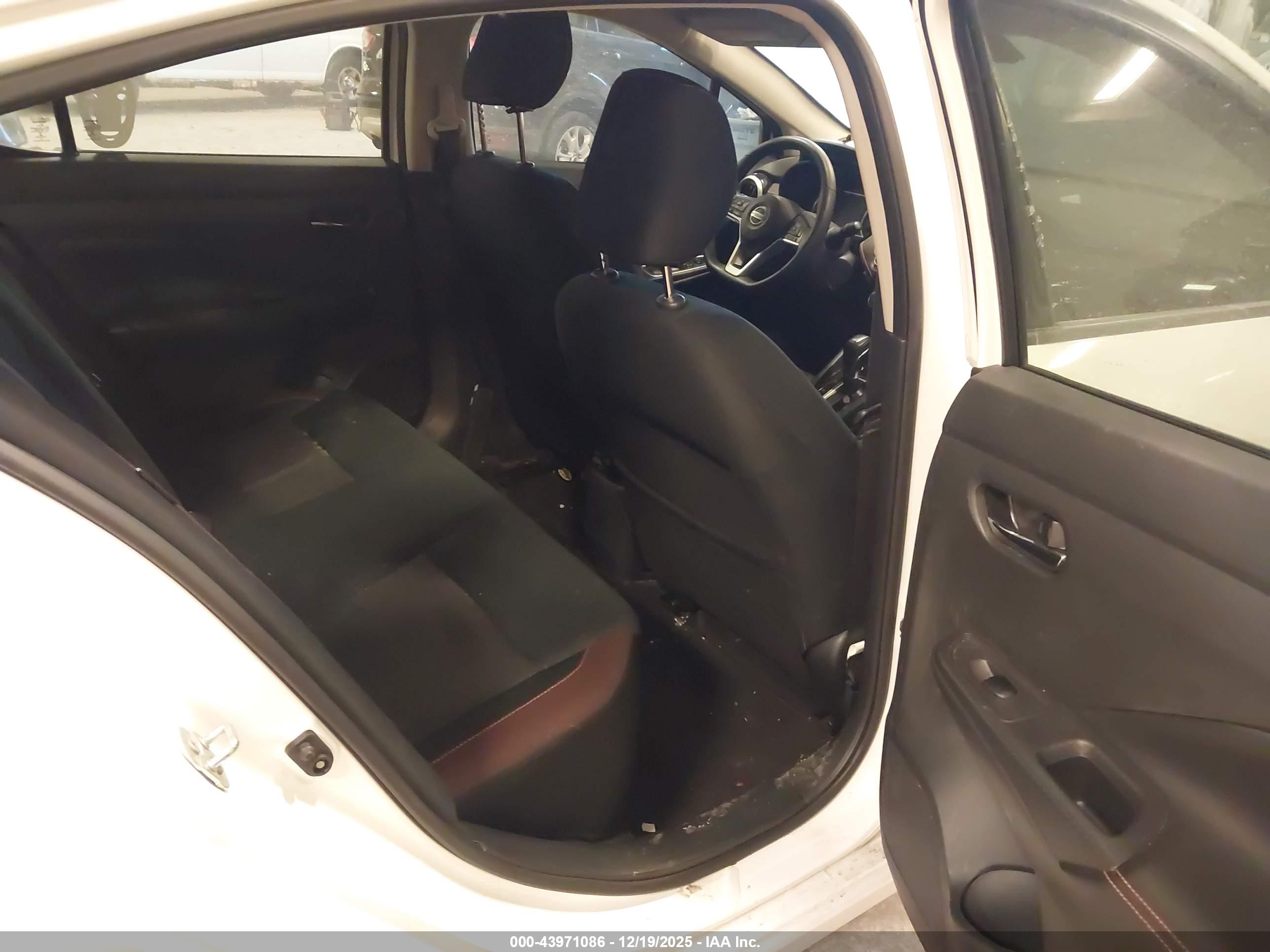 NISSAN VERSA image 8