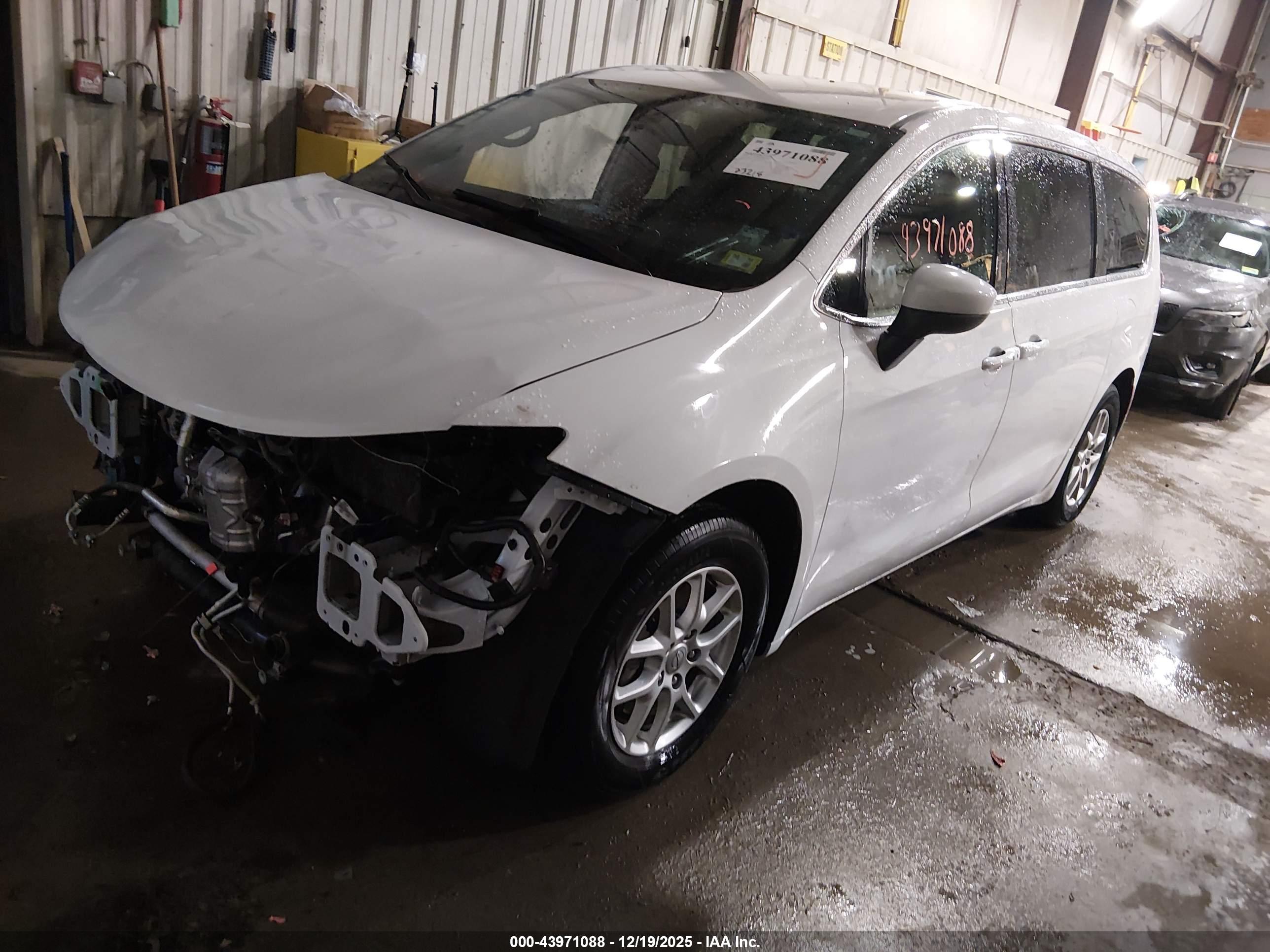 CHRYSLER VOYAGER image 2
