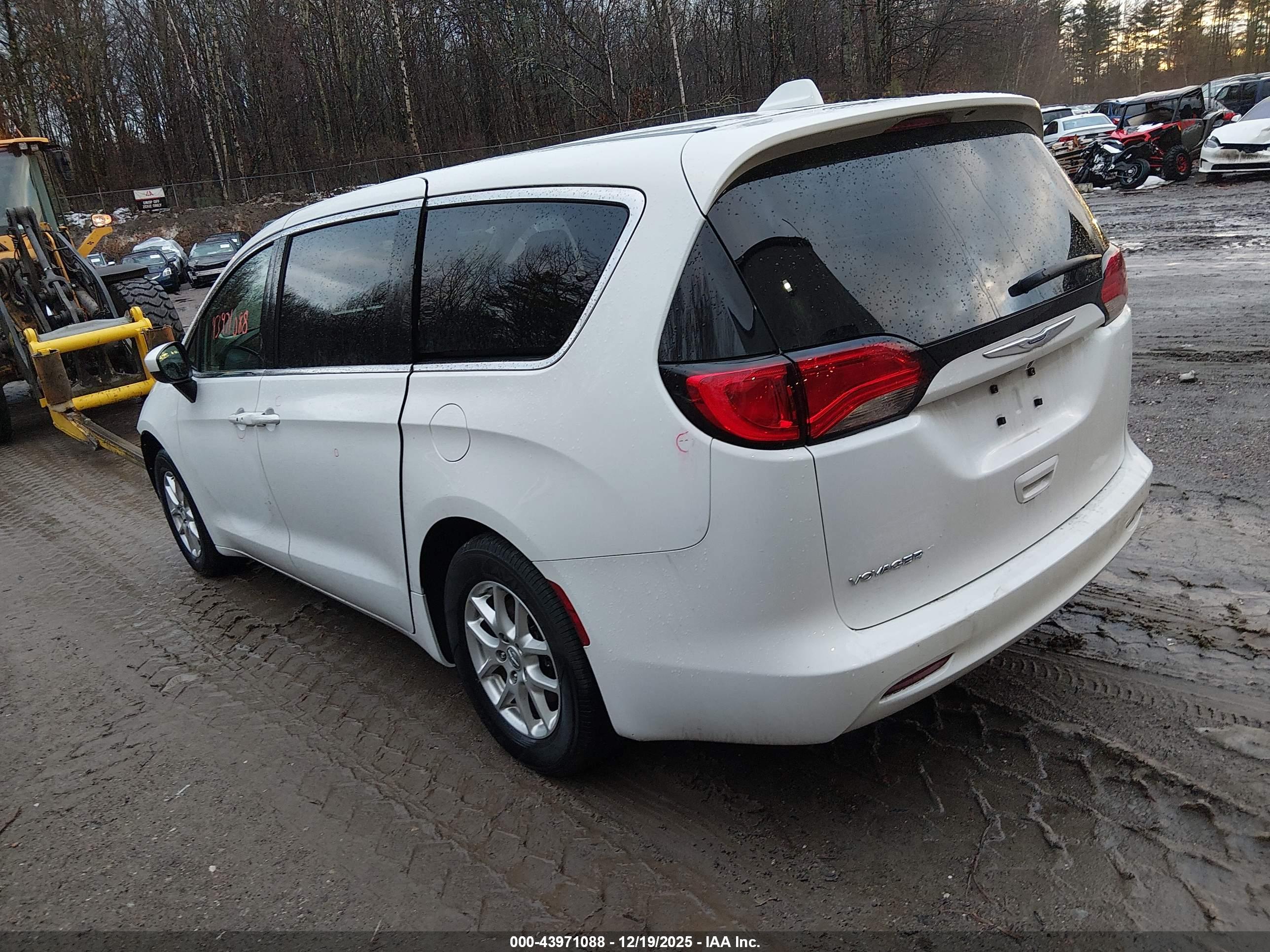 CHRYSLER VOYAGER image 3
