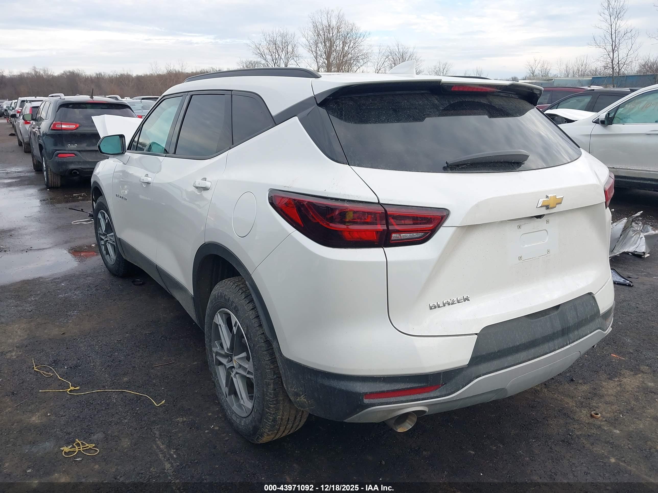CHEVROLET BLAZER image 3