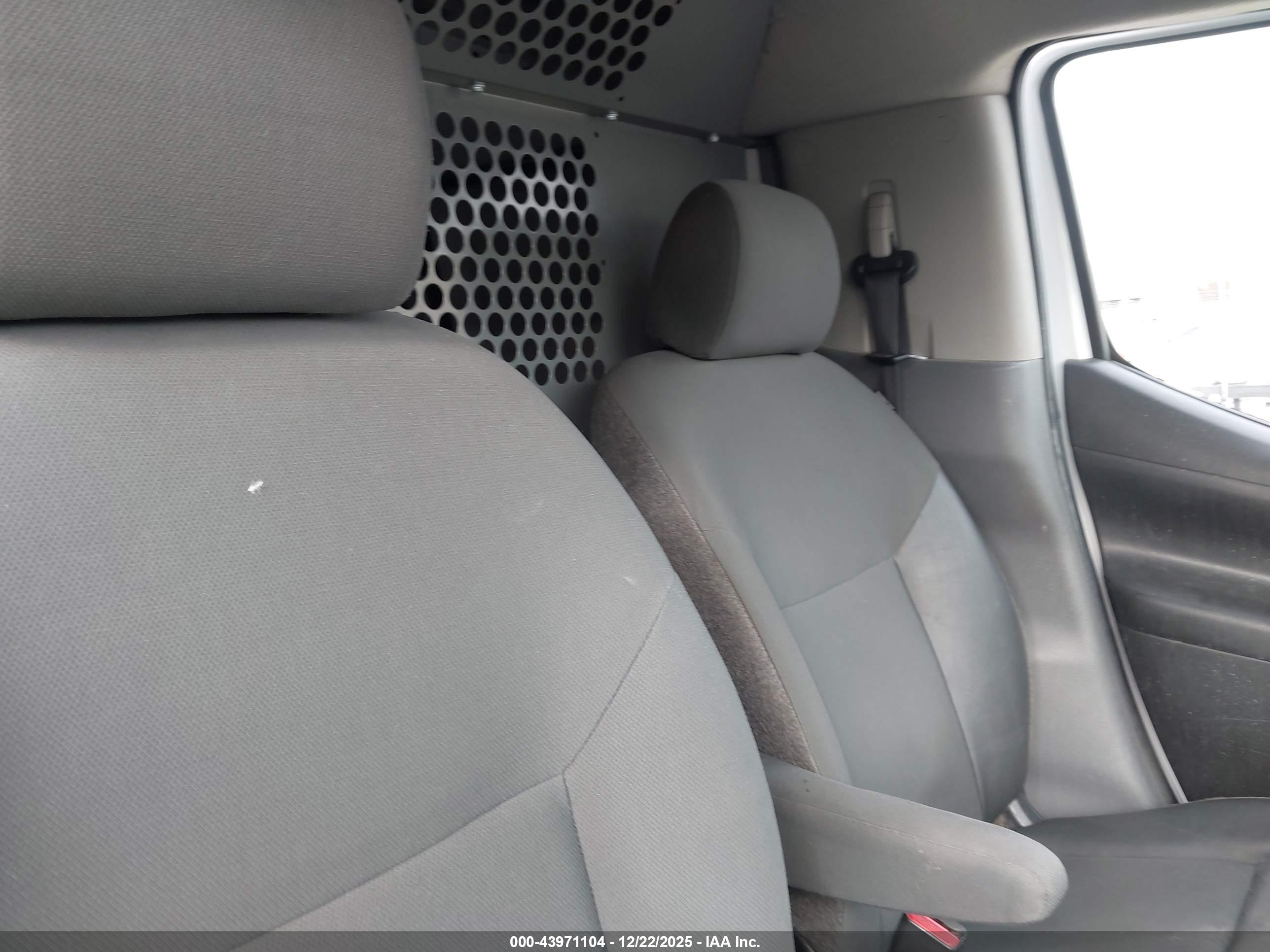 NISSAN NV200 image 8
