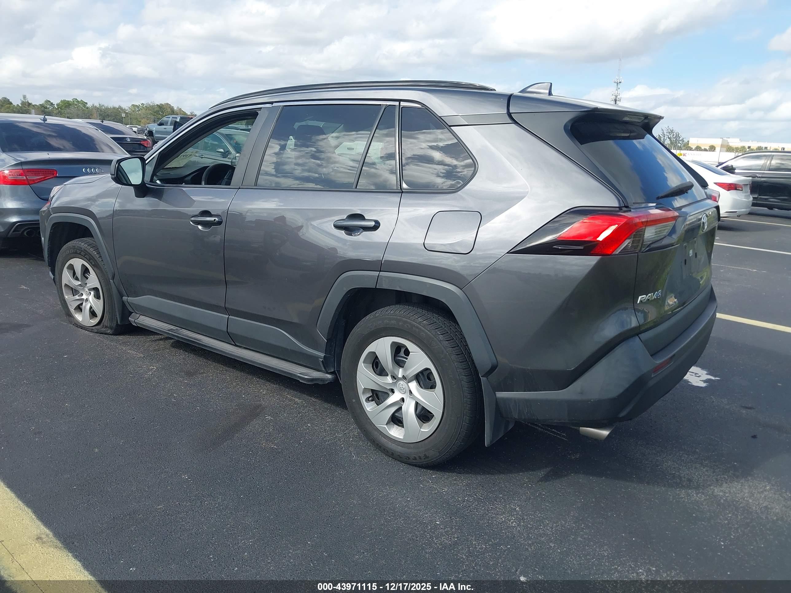 TOYOTA RAV4 image 3