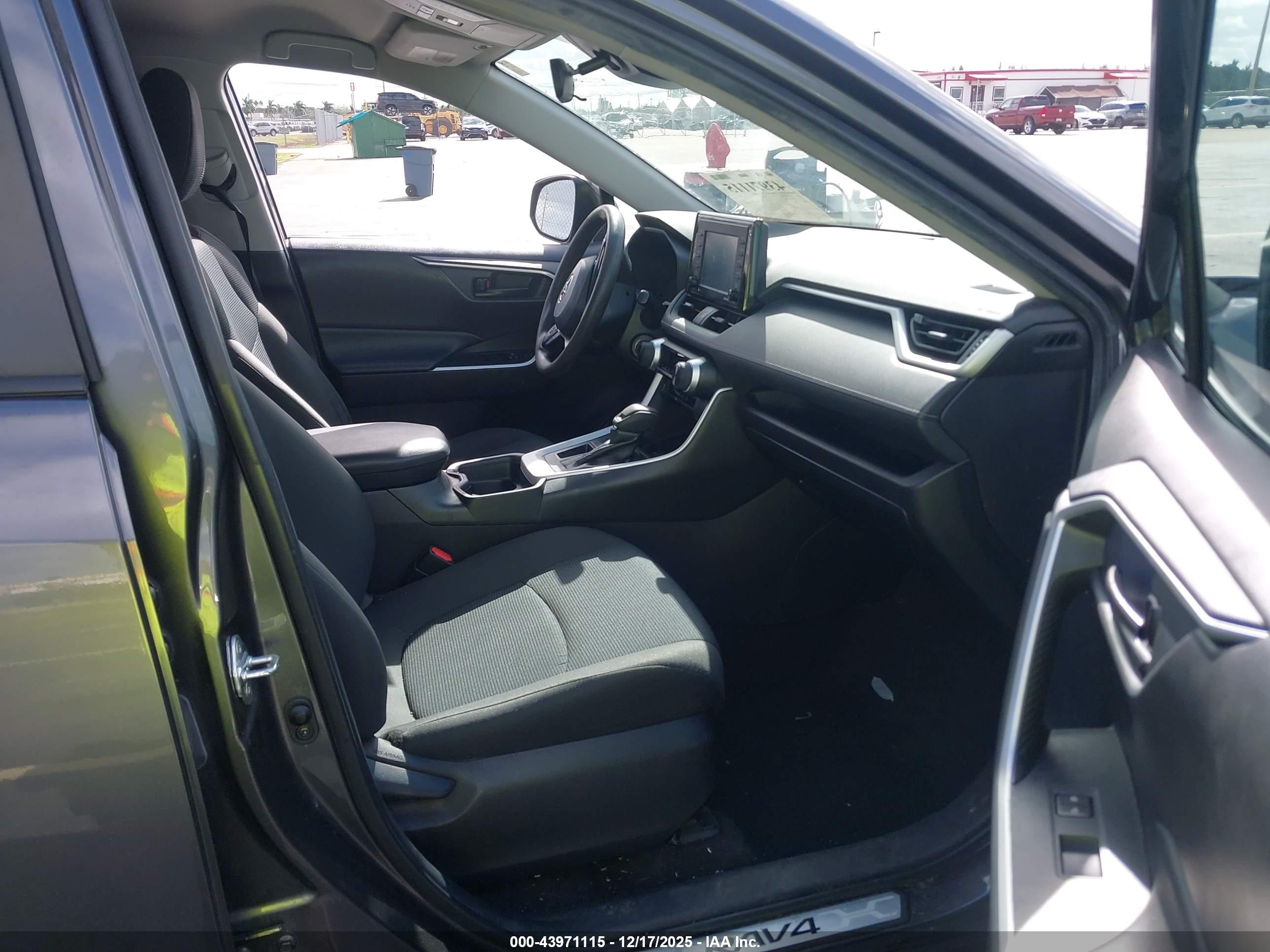 TOYOTA RAV4 image 5