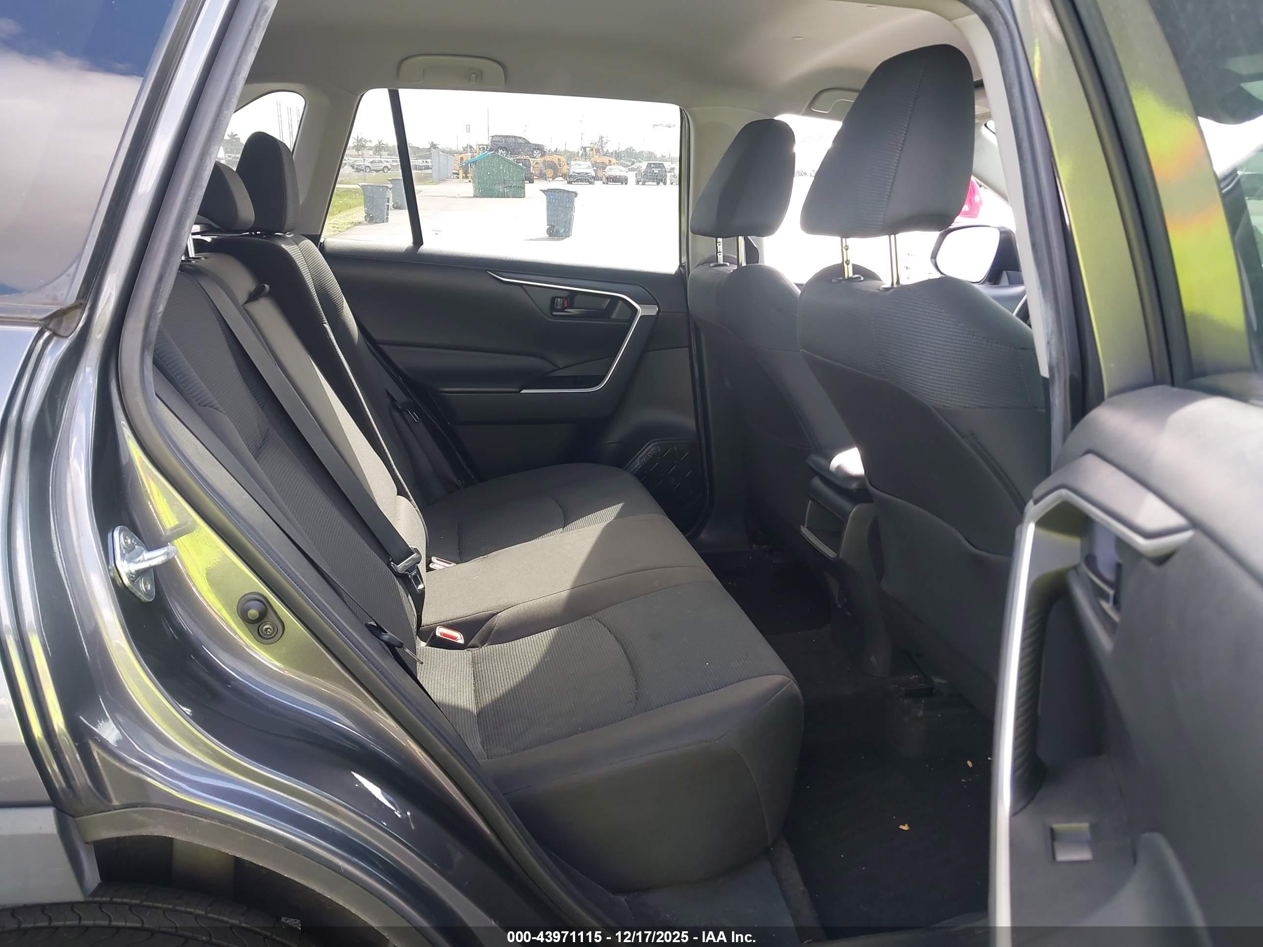 TOYOTA RAV4 image 8