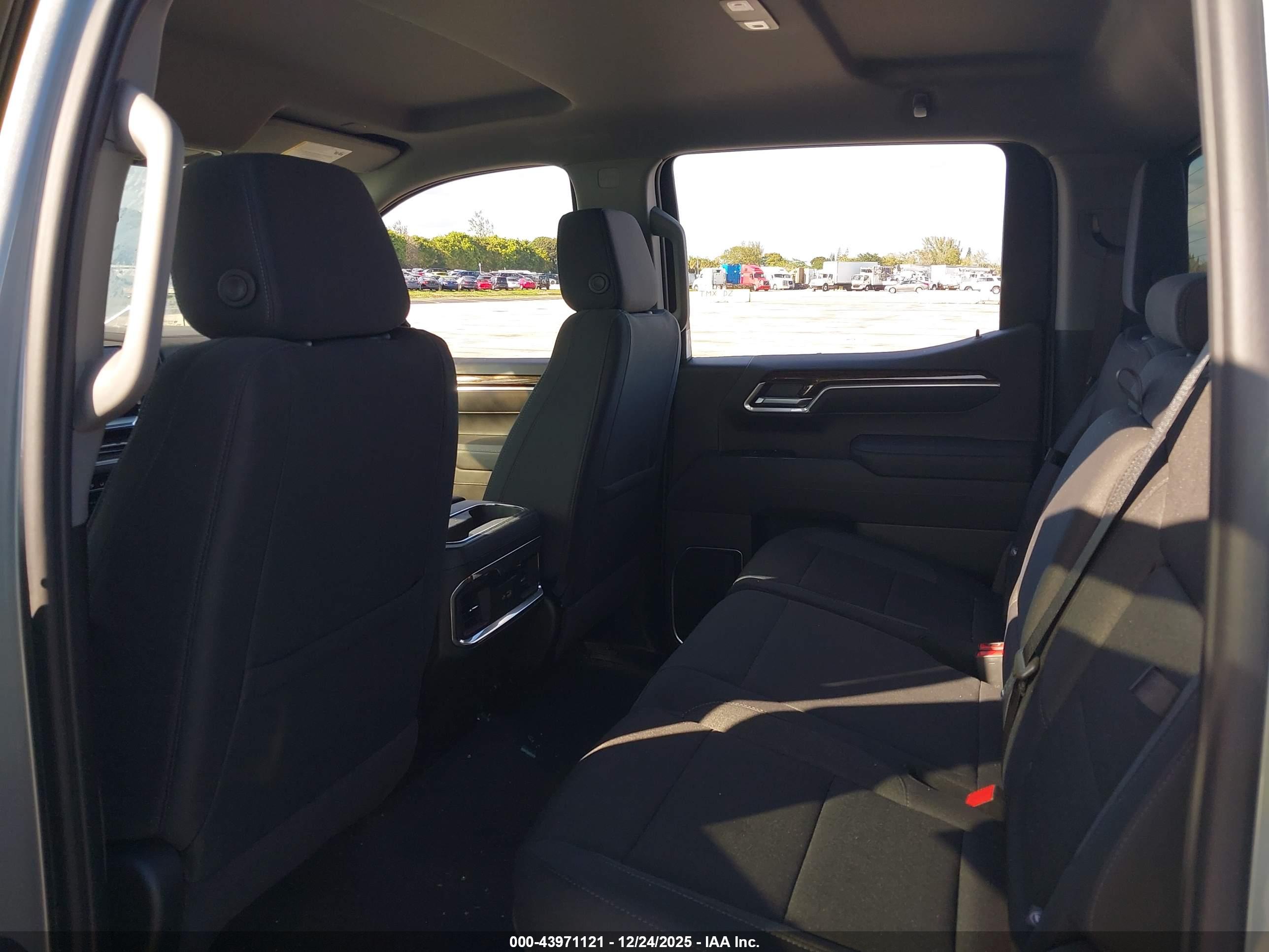 GMC SIERRA image 8