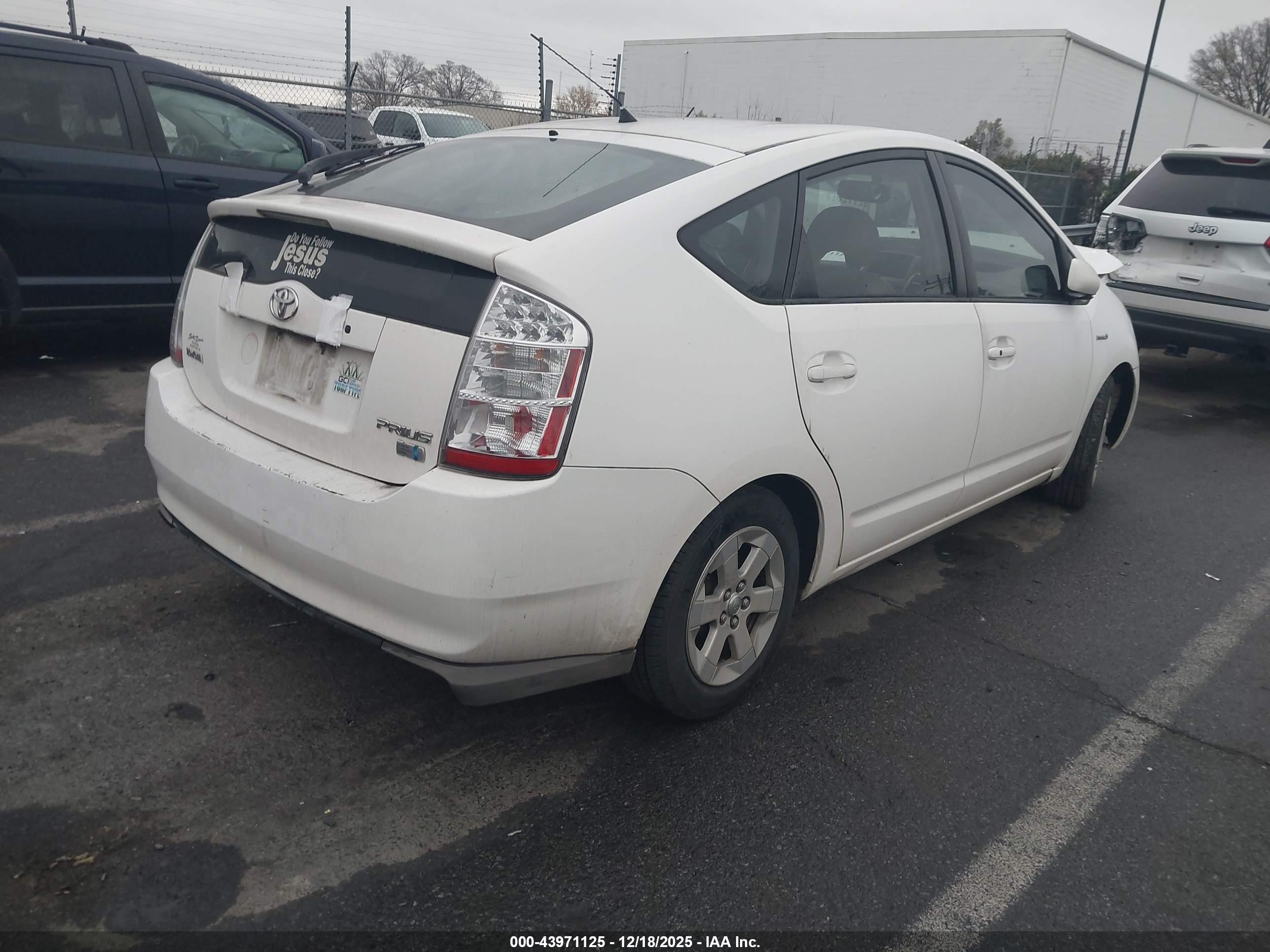 TOYOTA PRIUS image 4