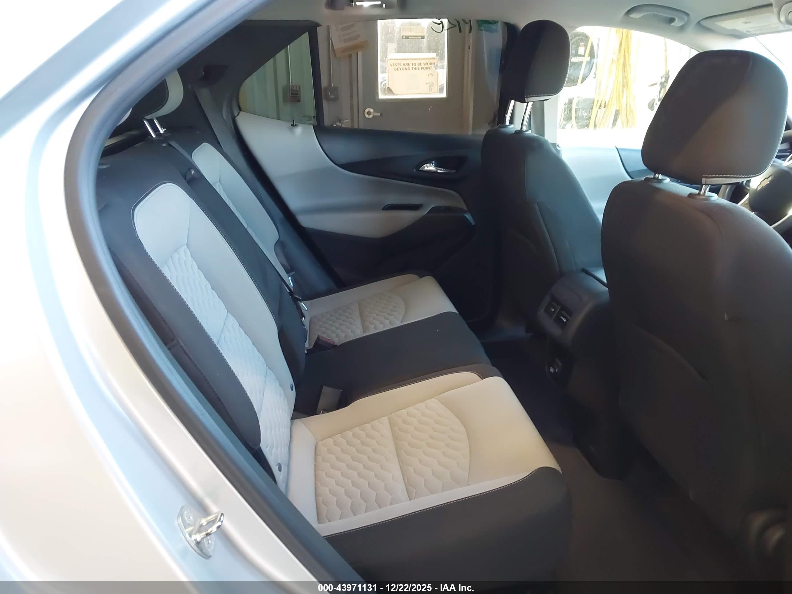 CHEVROLET EQUINOX image 8