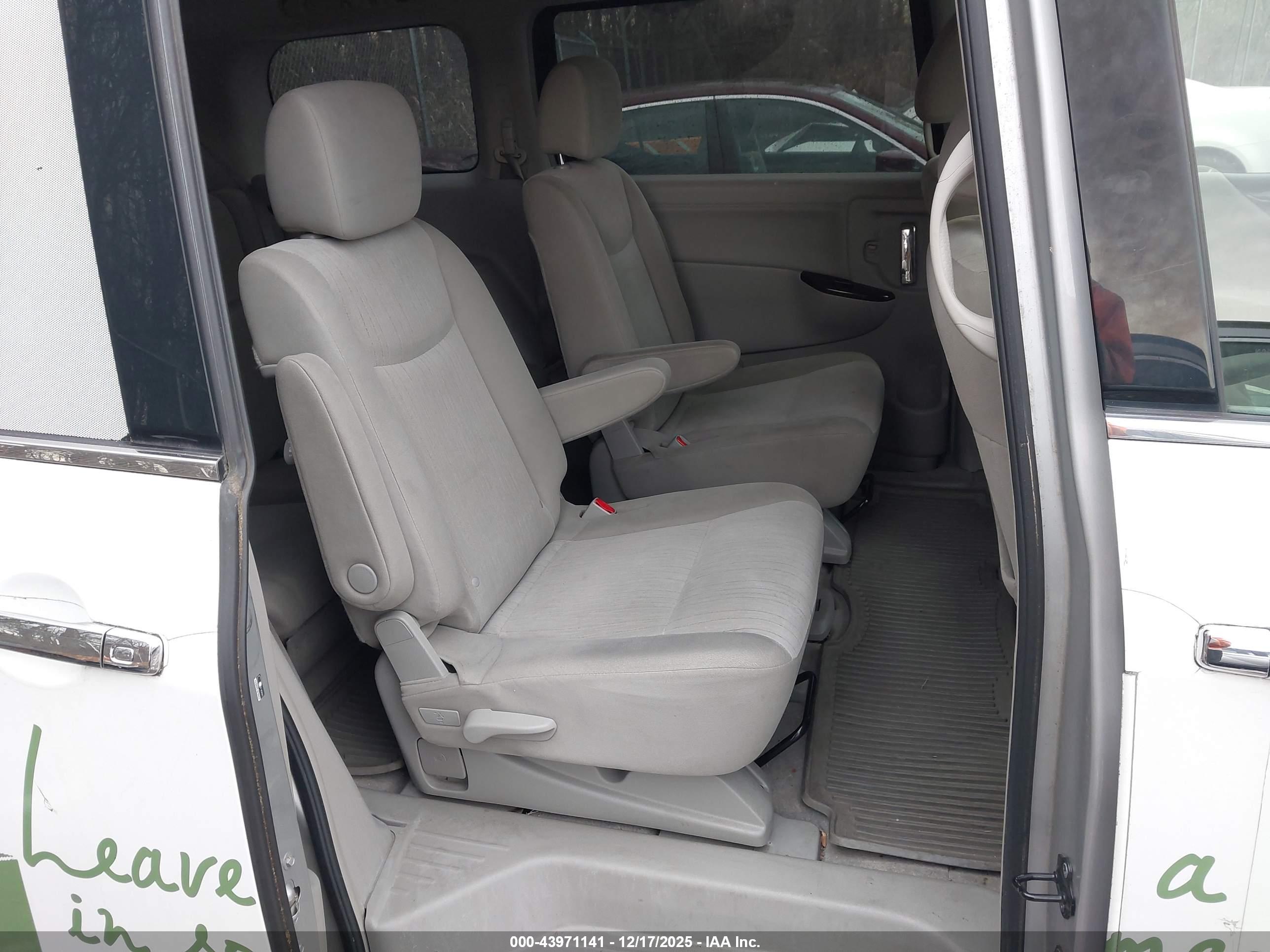 NISSAN QUEST image 8
